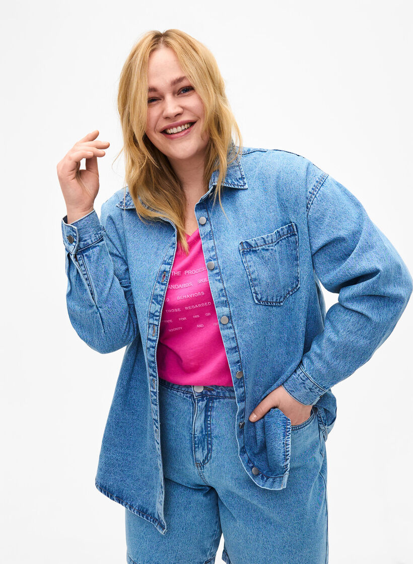 Väljä farkkupaita, jossa on rintatasku, Light blue denim, Model image number 0