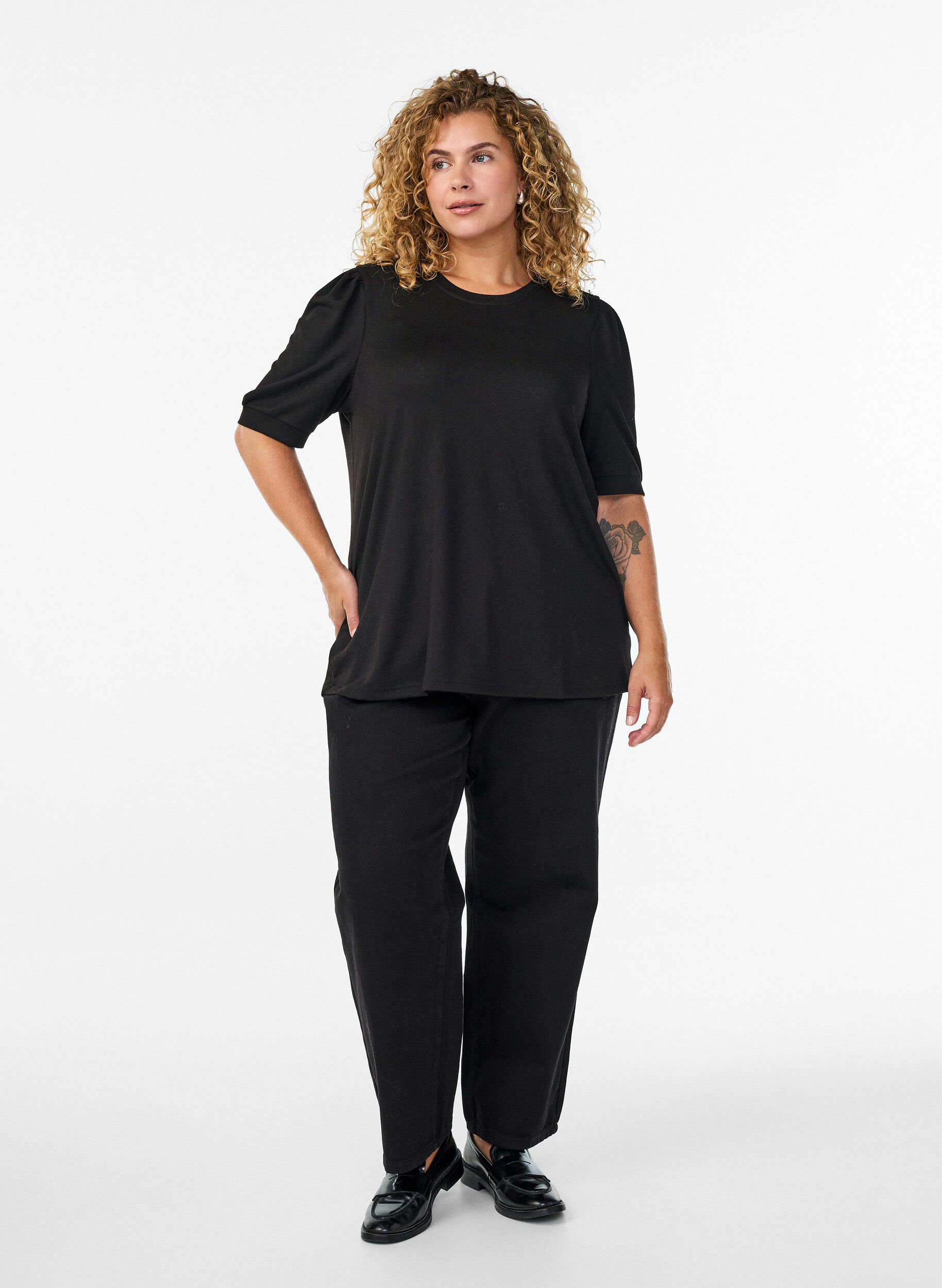 ZizziPusero nappidetaljilla ja lyhyill&auml; puhvihihoilla, Musta, Model image number 1