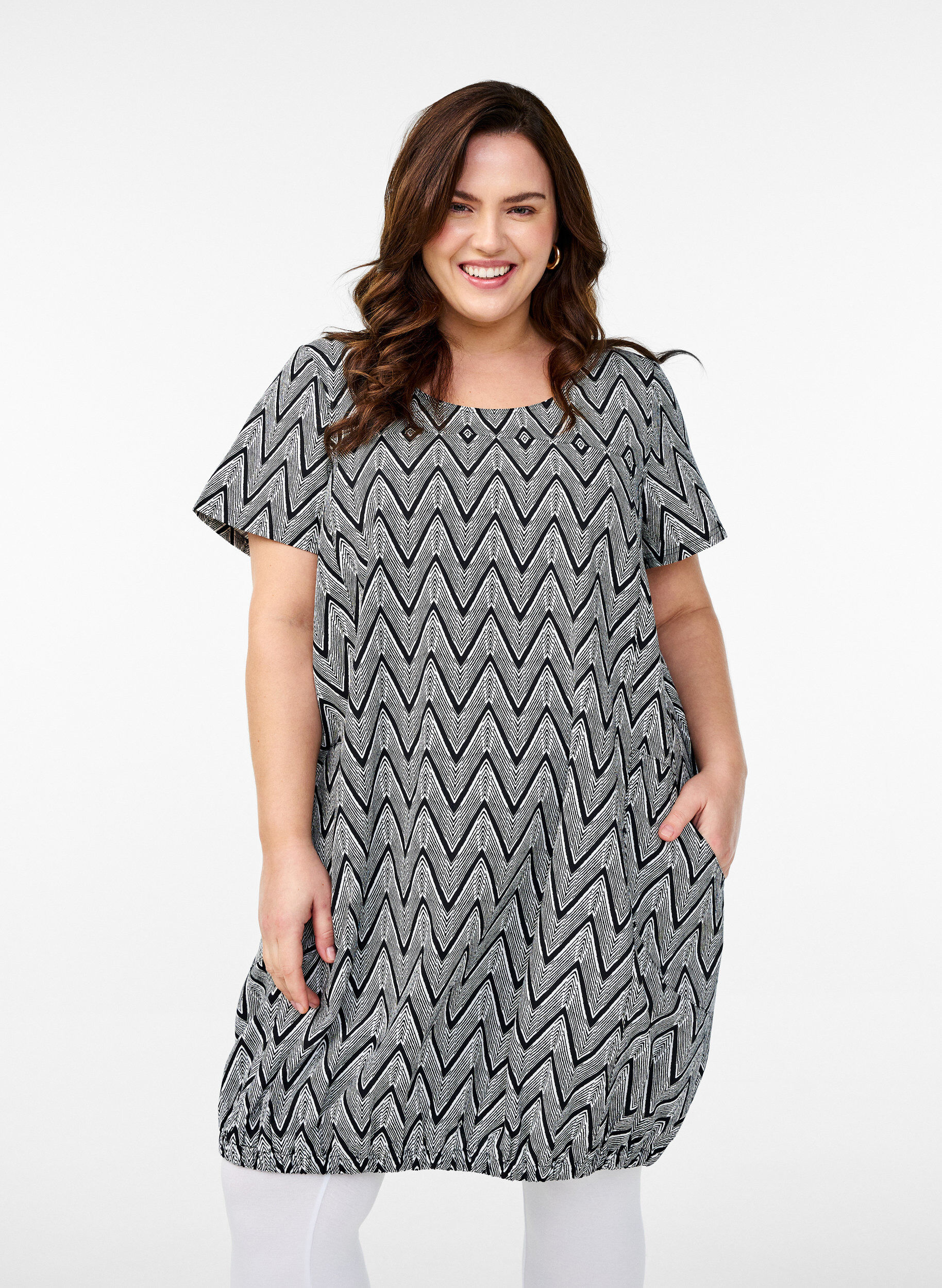 Lyhythihainen painokuvioitu puuvillamekko, Musta, Model