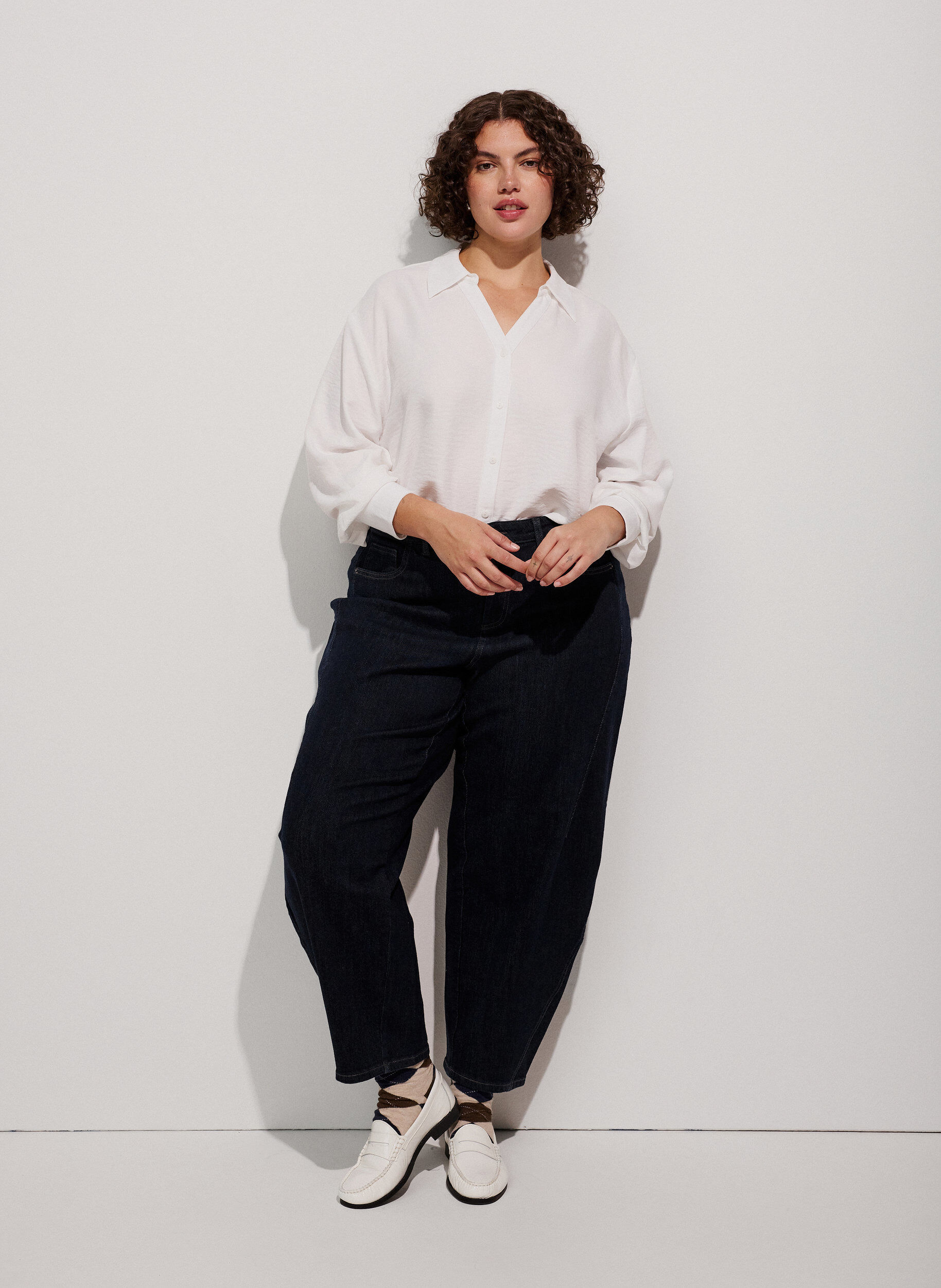 ZizziRento paita V-p&auml;&auml;ntiell&auml;, Valkoinen, Model image number 1