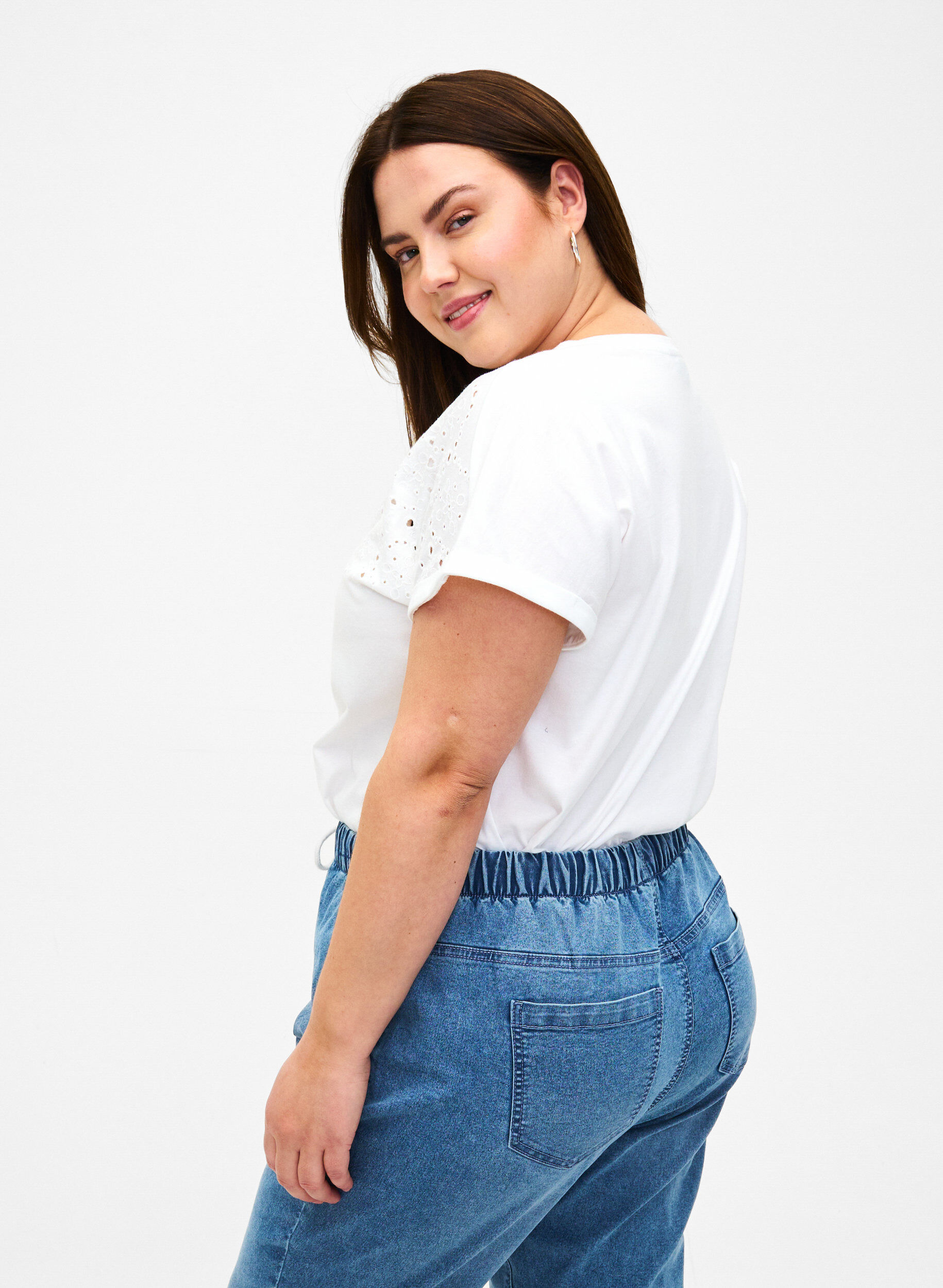 Zizzi Luomupuuvillasta valmistettu T-paita broderie anglaise -reunuksella, Bright White, Model image number 1