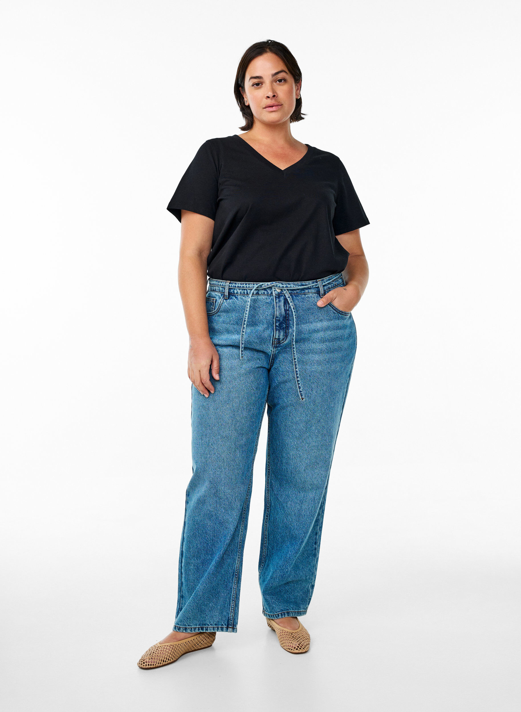 Zizzi Puuvillasta valmistettu T-paita V-p&auml;&auml;ntiell&auml;., Musta, Model image number 1