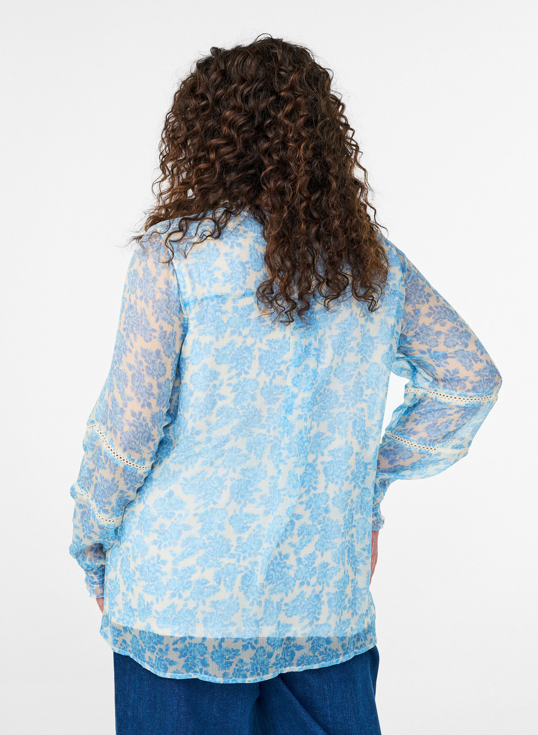 Zizzi Sifonkiblouse kukkakuosilla ja virkkauskoristeilla, Sininen, Model image number 2