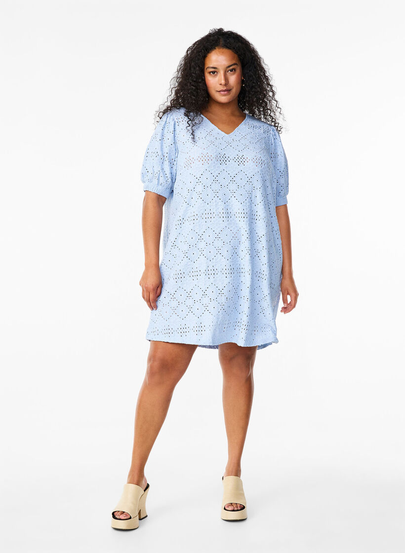 Lyhyt mekko v-kaula-aukolla ja reikäkuviolla, Cashmere Blue, Model image number 2