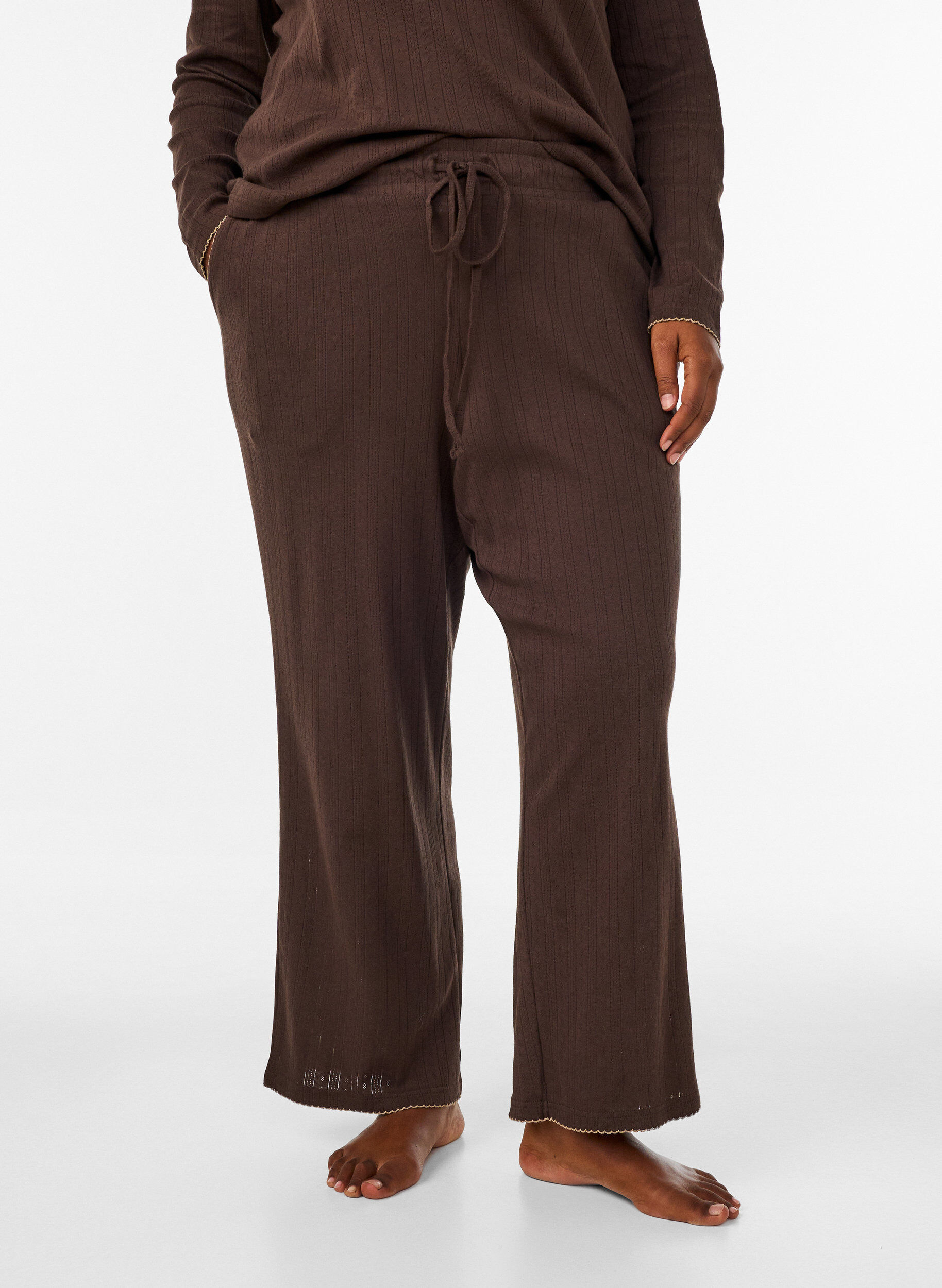 ZizziLuomupuuvillaiset pyjamahousut rei&rsquo;itetyll&auml; kirjailulla, Ruskea, Model image number 0