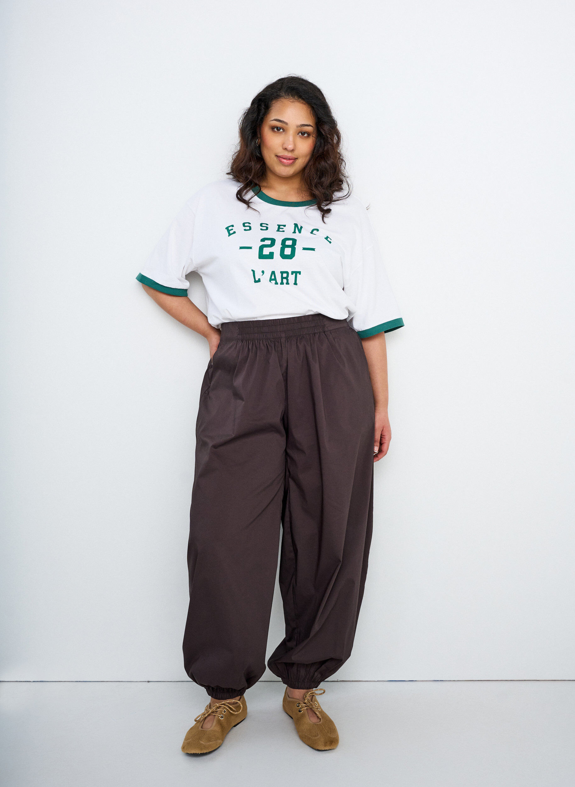 Puuvilla T-paita tekstiprintill&auml; ja laatikkomainen istuvuus