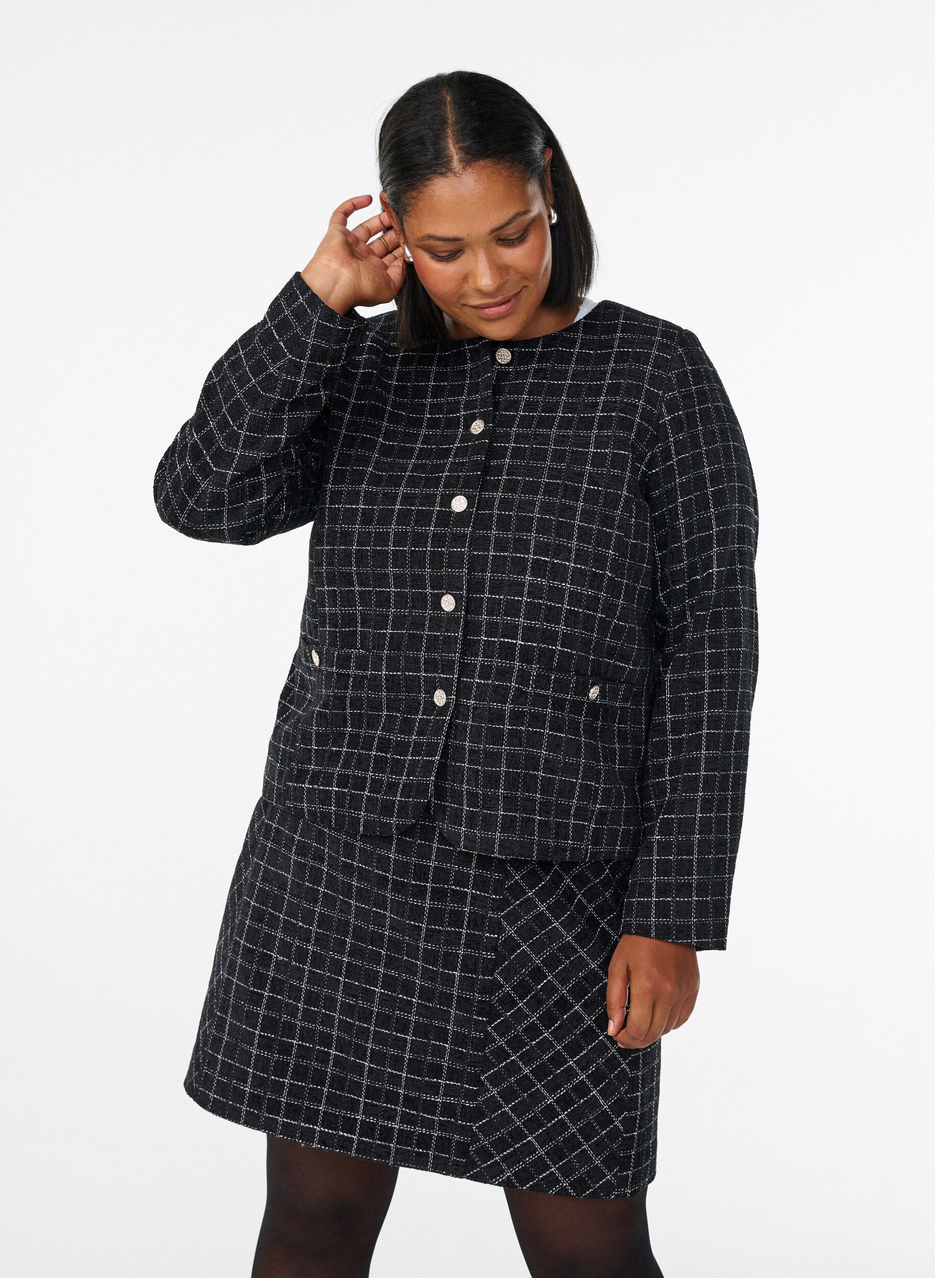 Lyhyt ruudullinen boucl&eacute;-bleiseri py&ouml;re&auml;ll&auml; kauluksella, Musta, Model