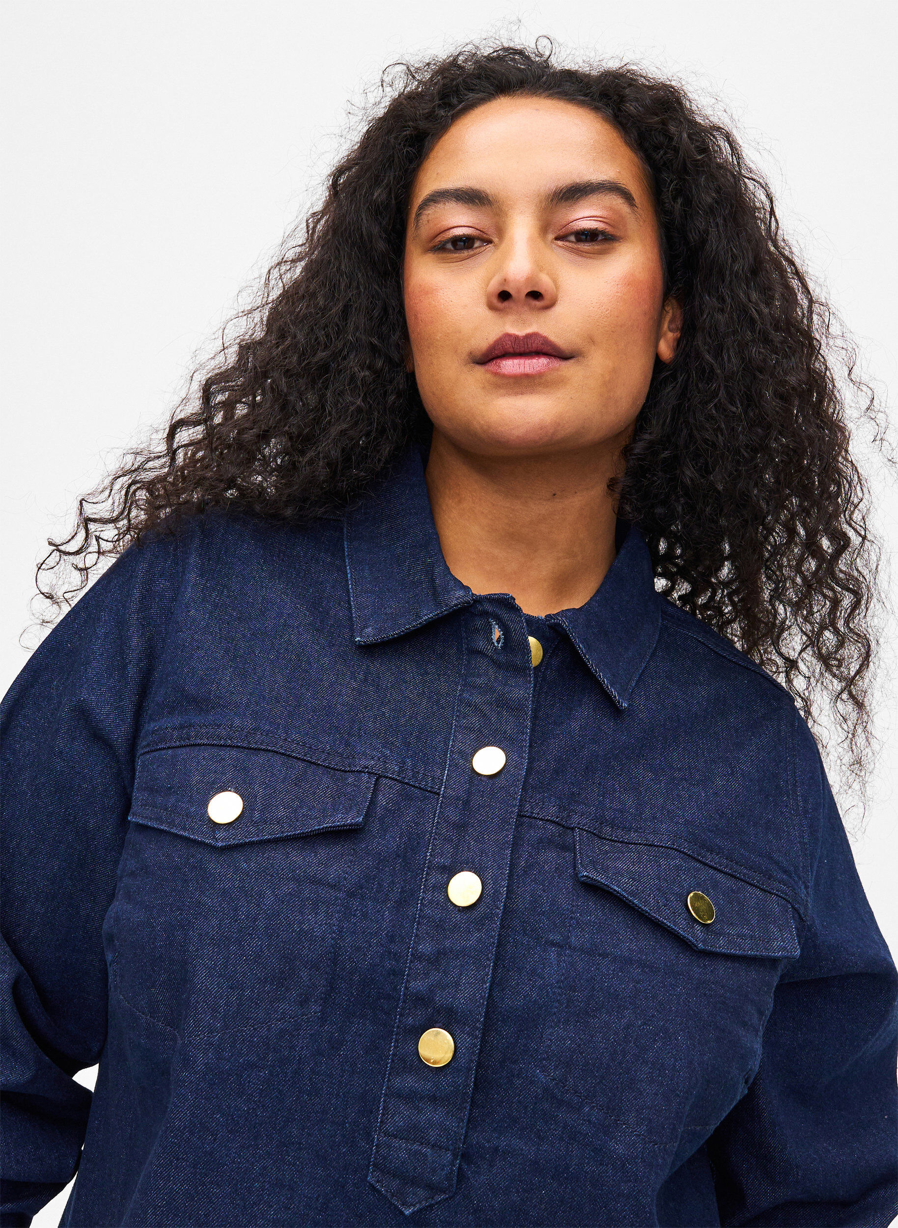 Zizzi A-linjainen napitettava denimmekko, Dark Blue Denim, Model image number 2