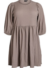 Lyhyt, teksturoitu mekko 3/4-hihoilla, Beige