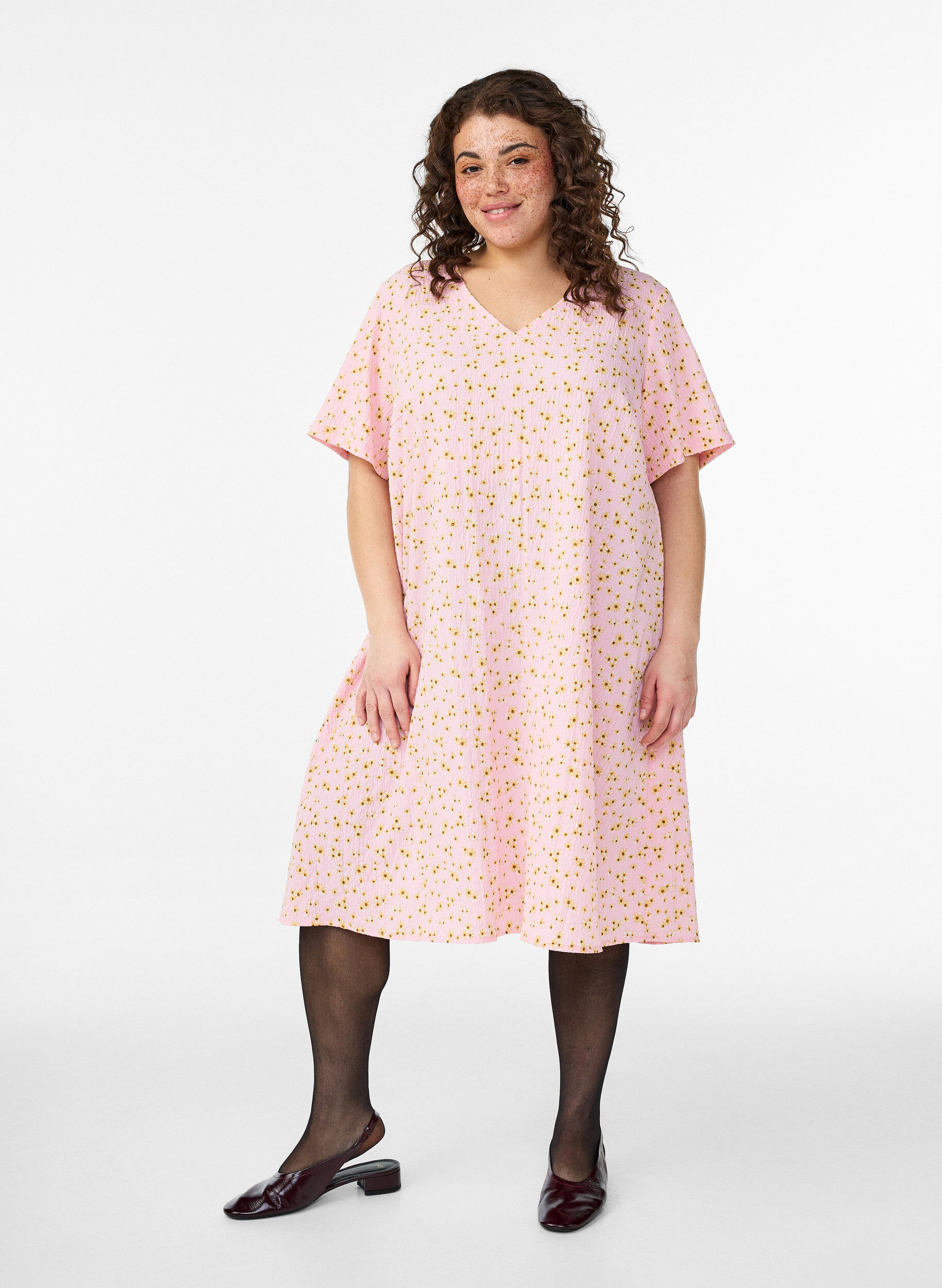 Lyhythihainen mekko V-p&auml;&auml;ntiell&auml;, Vaaleanpunainen, Model