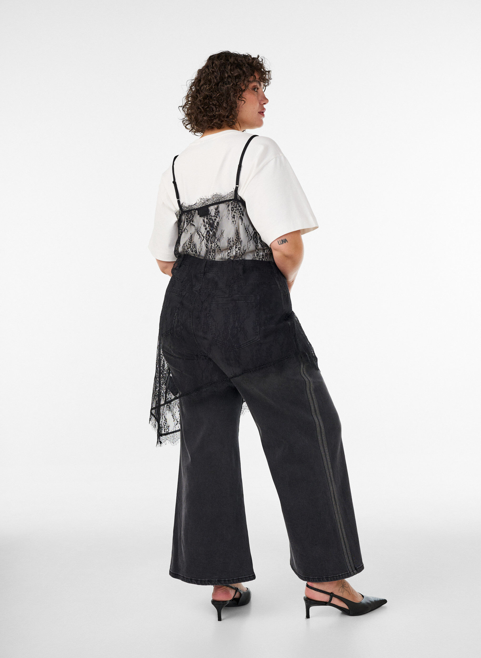 ZizziPitsimekko ep&auml;symmetrisell&auml; leikkauksella, Musta, Model image number 2