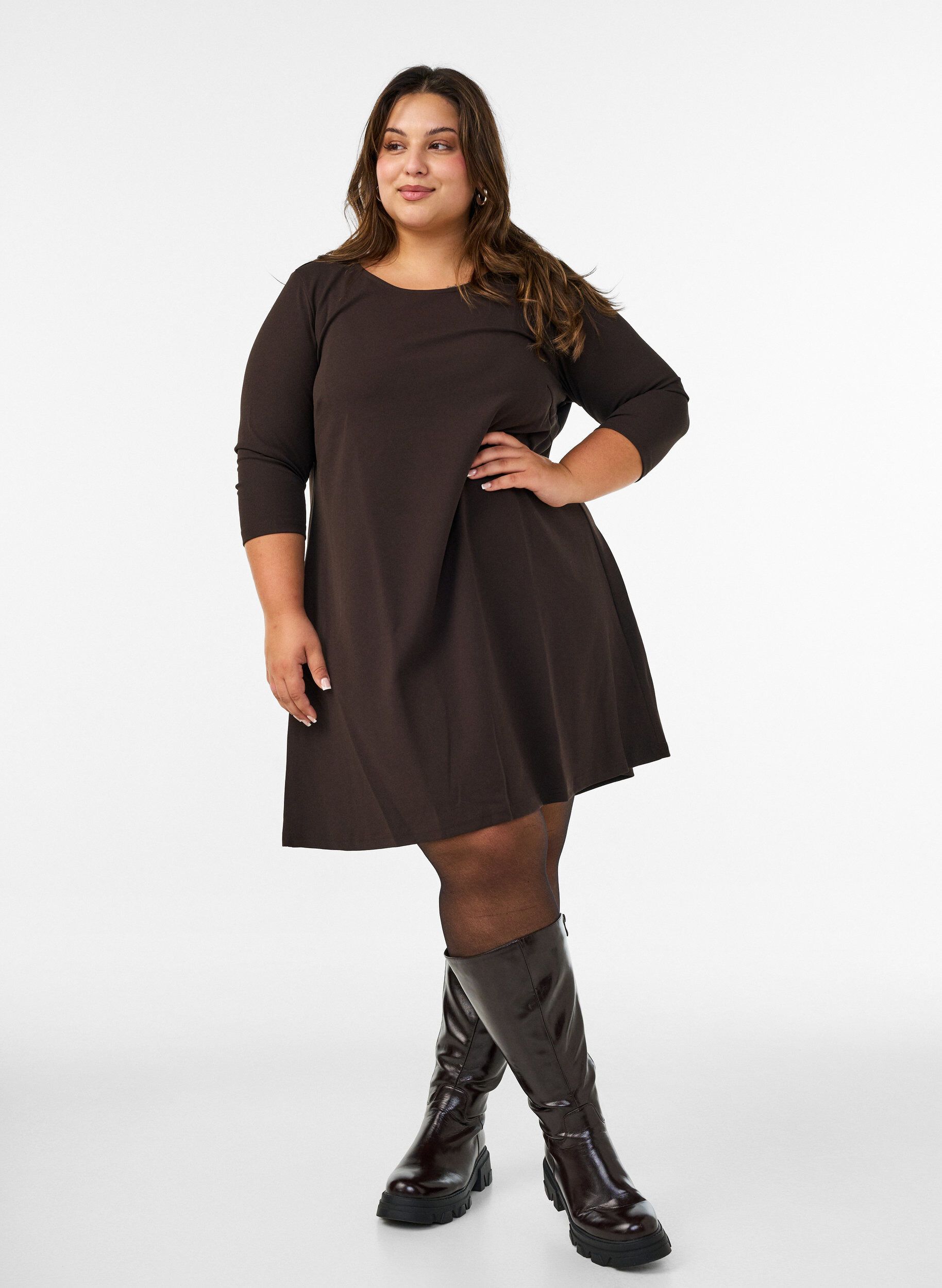 ZizziLyhyt A-linjainen mekko 3/4-hihoilla, Ruskea, Model image number 1