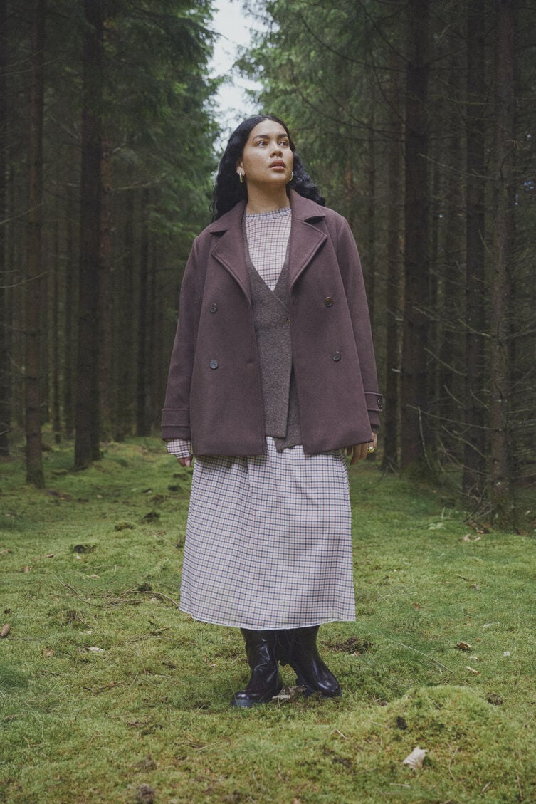 Mets&auml;romanttista eleganssia marjas&auml;vyiss&auml;, , Model