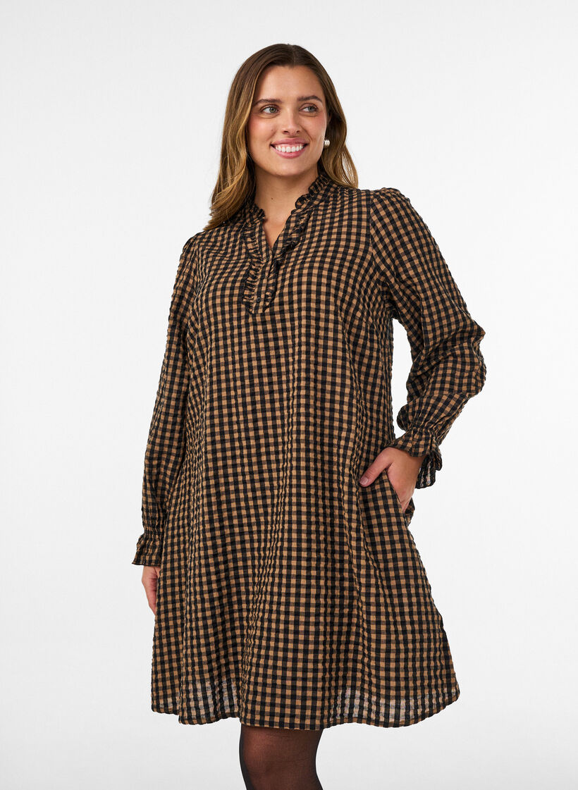 Ruudullinen puuvillamekko r&ouml;yhel&ouml;yksityiskohdilla, Ruskea, Model image number 0