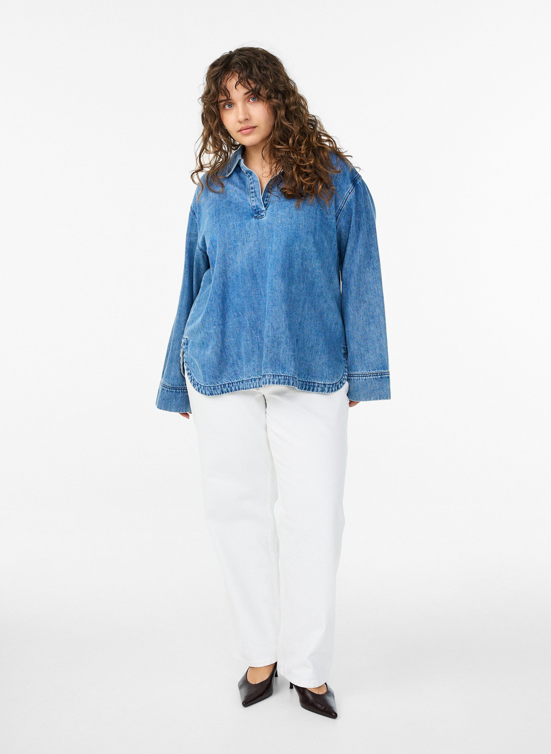Zizzi Rento denim-pusero kauluksella ja V-p&auml;&auml;ntiell&auml;, Sininen, Model image number 1