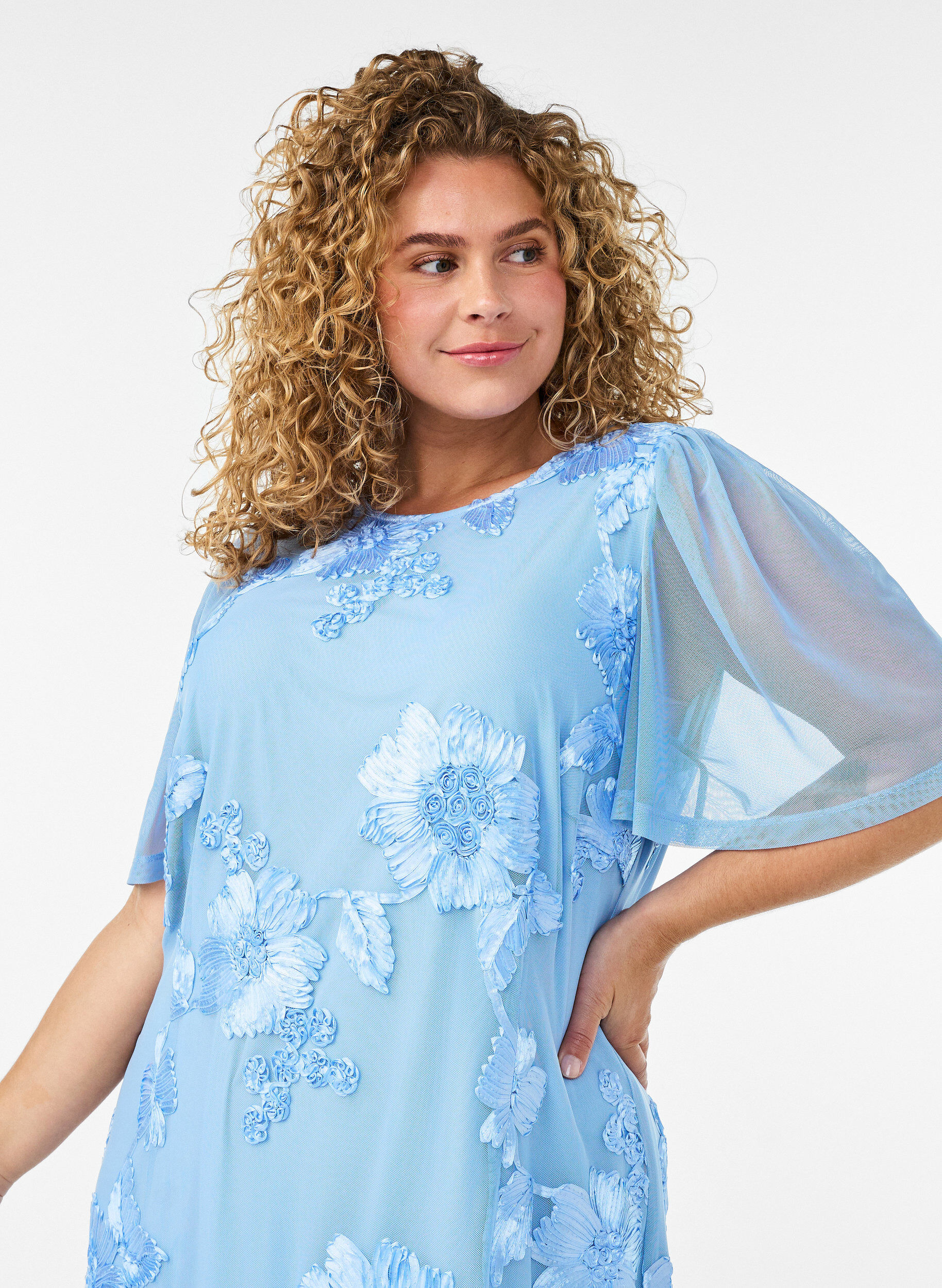 ZizziMesh-mekko kukka-applikaatioilla, Sininen, Model image number 2