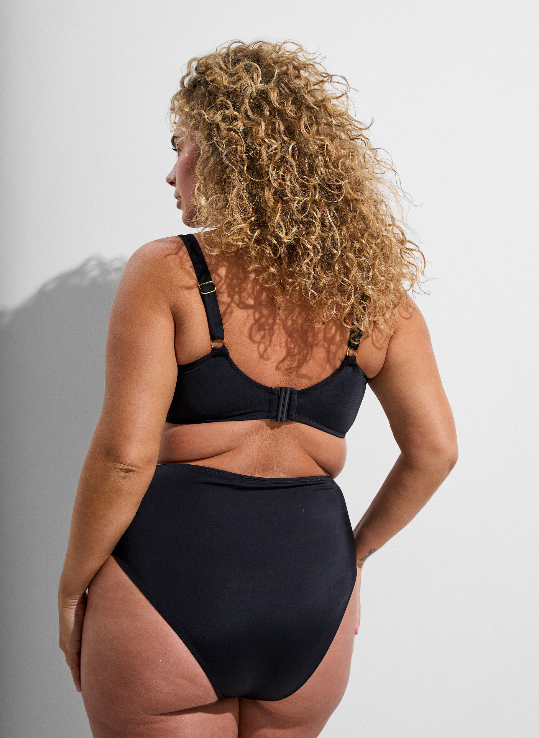 ZizziKorkeavy&ouml;t&auml;r&ouml;iset Tai-bikinialaosat kultadetaljilla, Musta, Model image number 1