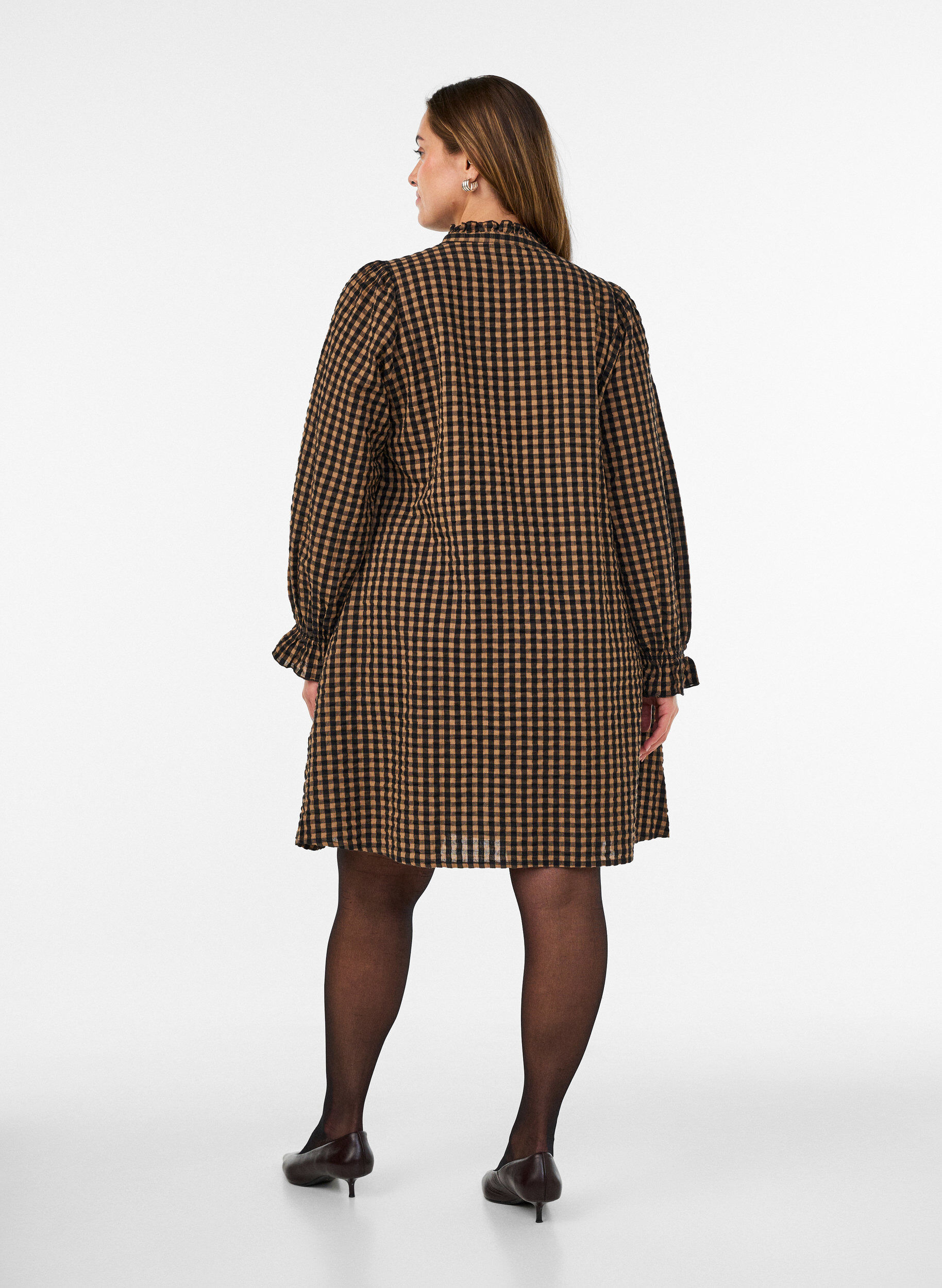 ZizziRuudullinen puuvillamekko r&ouml;yhel&ouml;yksityiskohdilla, Ruskea, Model image number 2