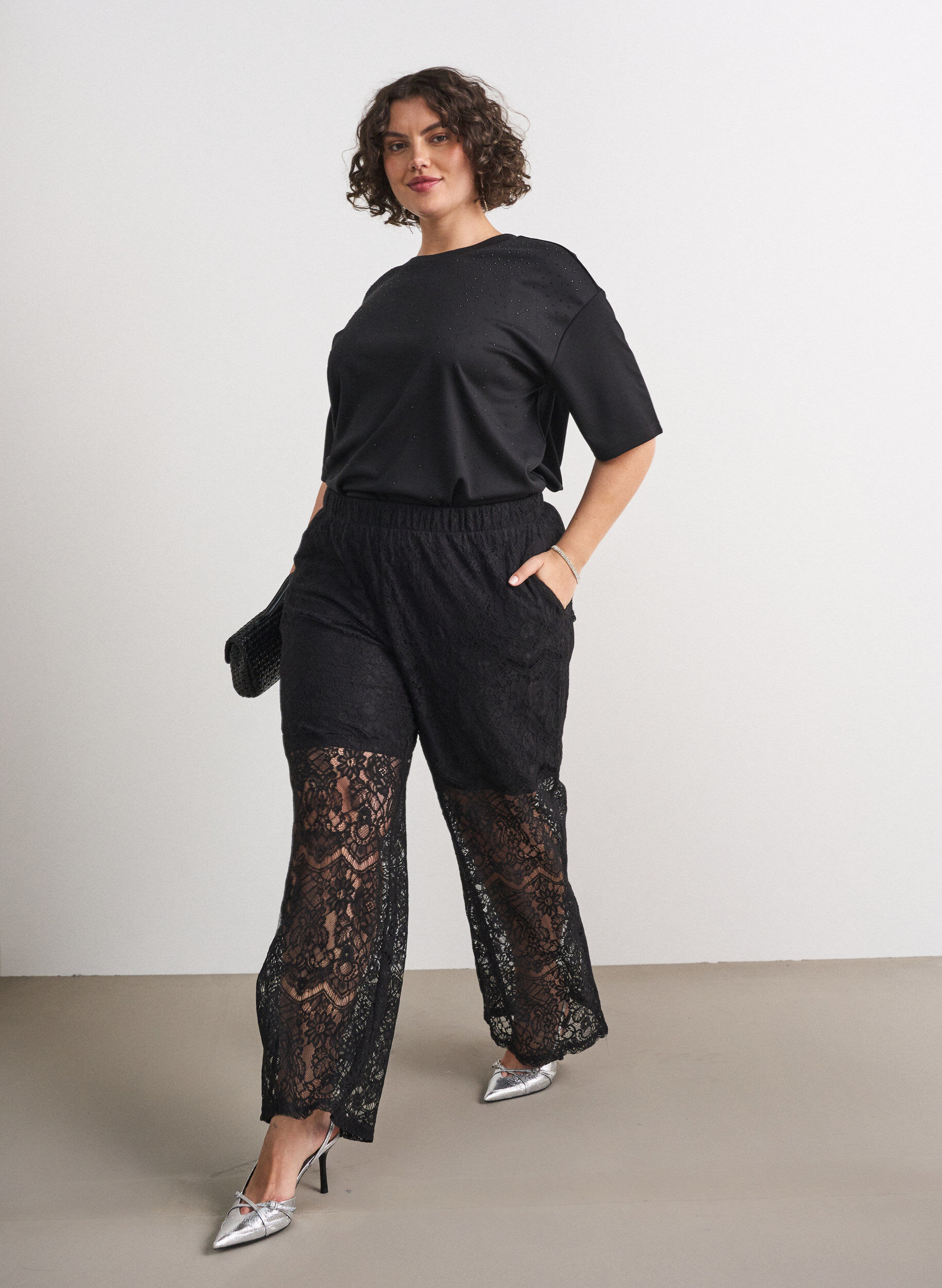 ZizziT-paita, jossa on strasseja ja py&ouml;re&auml; kaula-aukko, Musta, Model image number 1