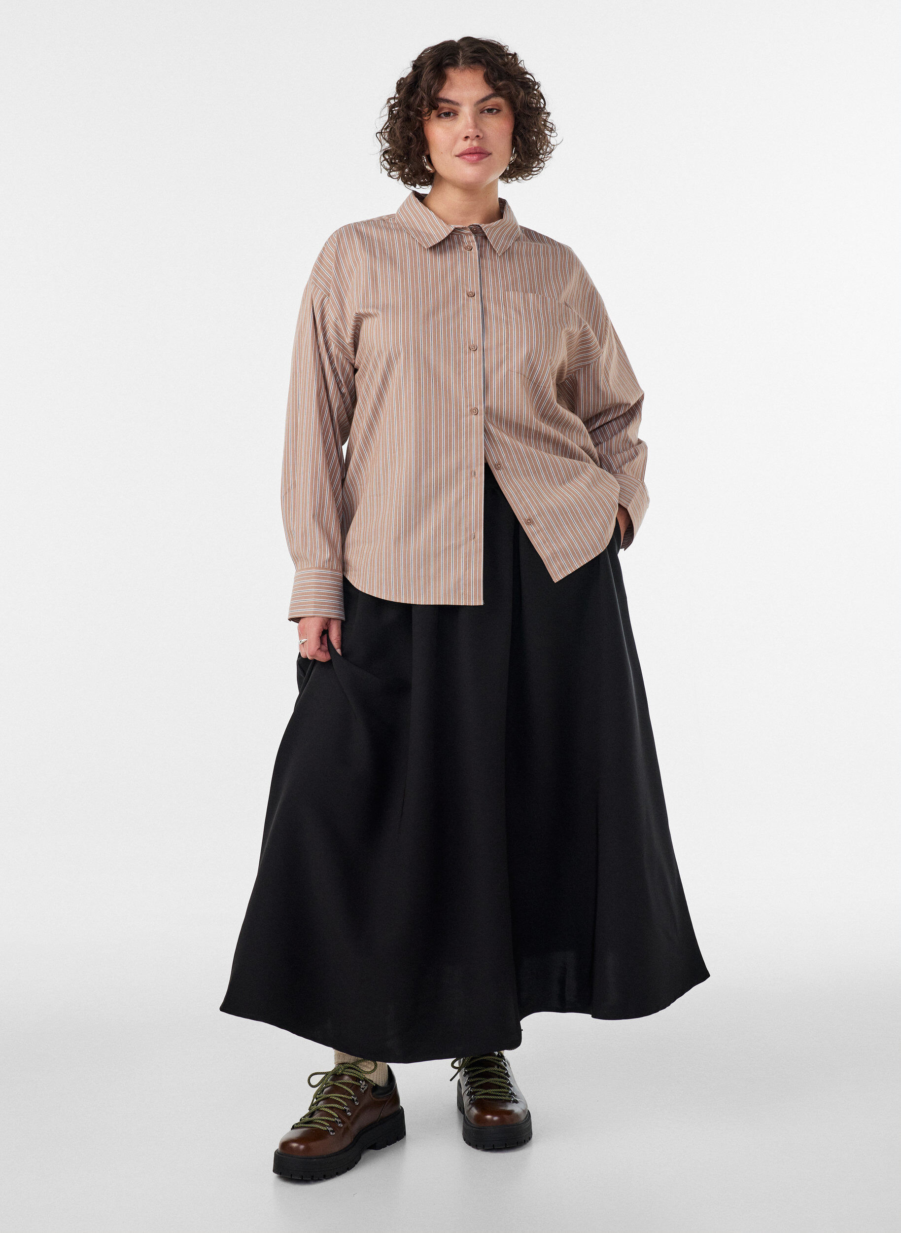 A-linjainen maksihame taskuilla, Musta, Model
