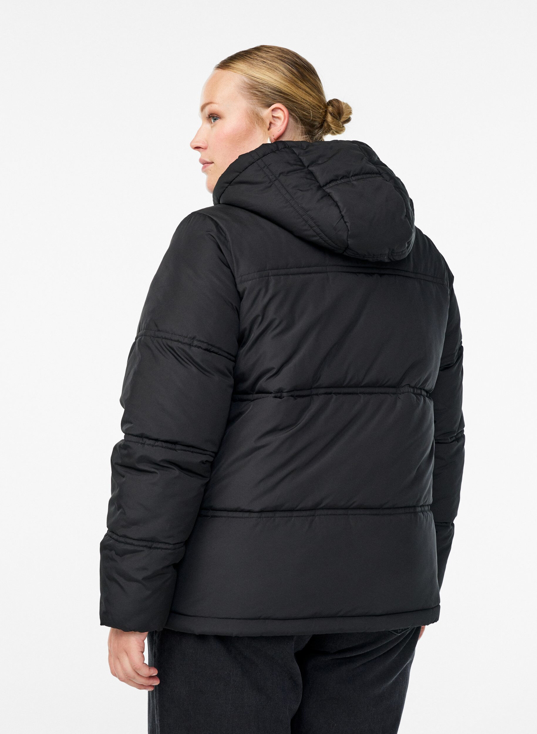 Zizzi Lyhyt puffer-takki hupulla ja kaksisuuntaisella vetoketjulla, Musta, Model image number 2