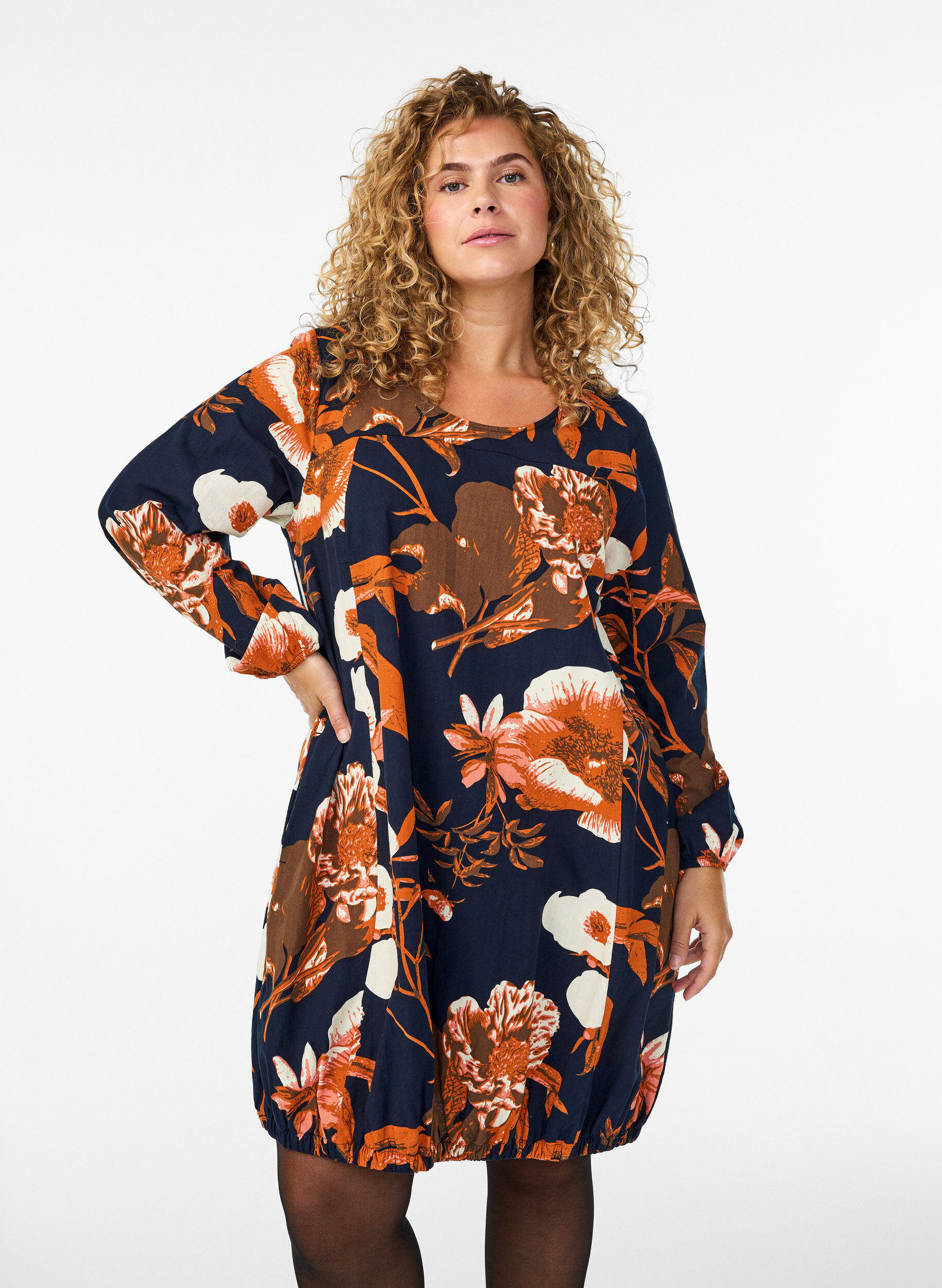 Lyhyt puuvillamekko joustavalla helmalla ja pitk&auml;t hihat, Musta, Model