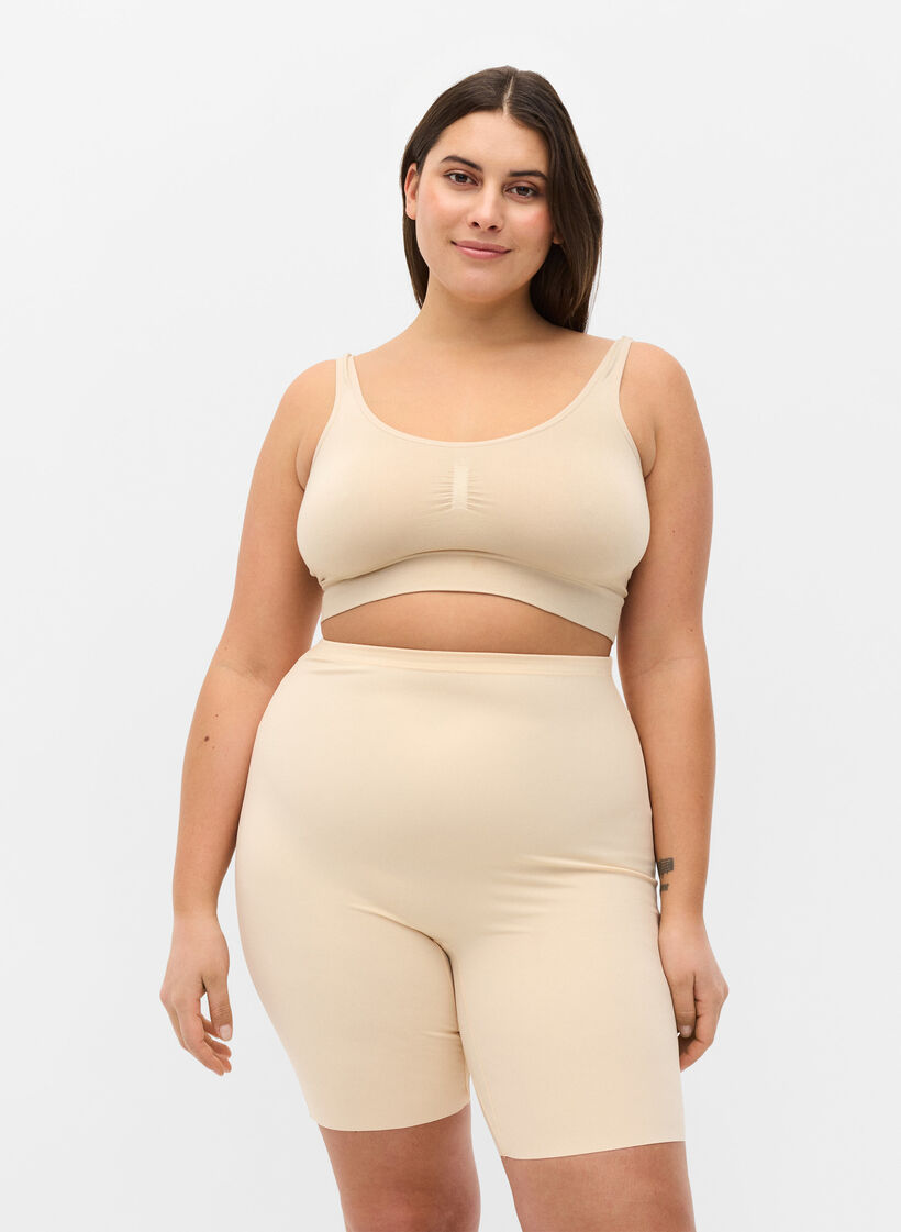 Kevyesti muotoilevat shortsit korkealla vy&ouml;t&auml;r&ouml;ll&auml;, Beige, Model image number 0