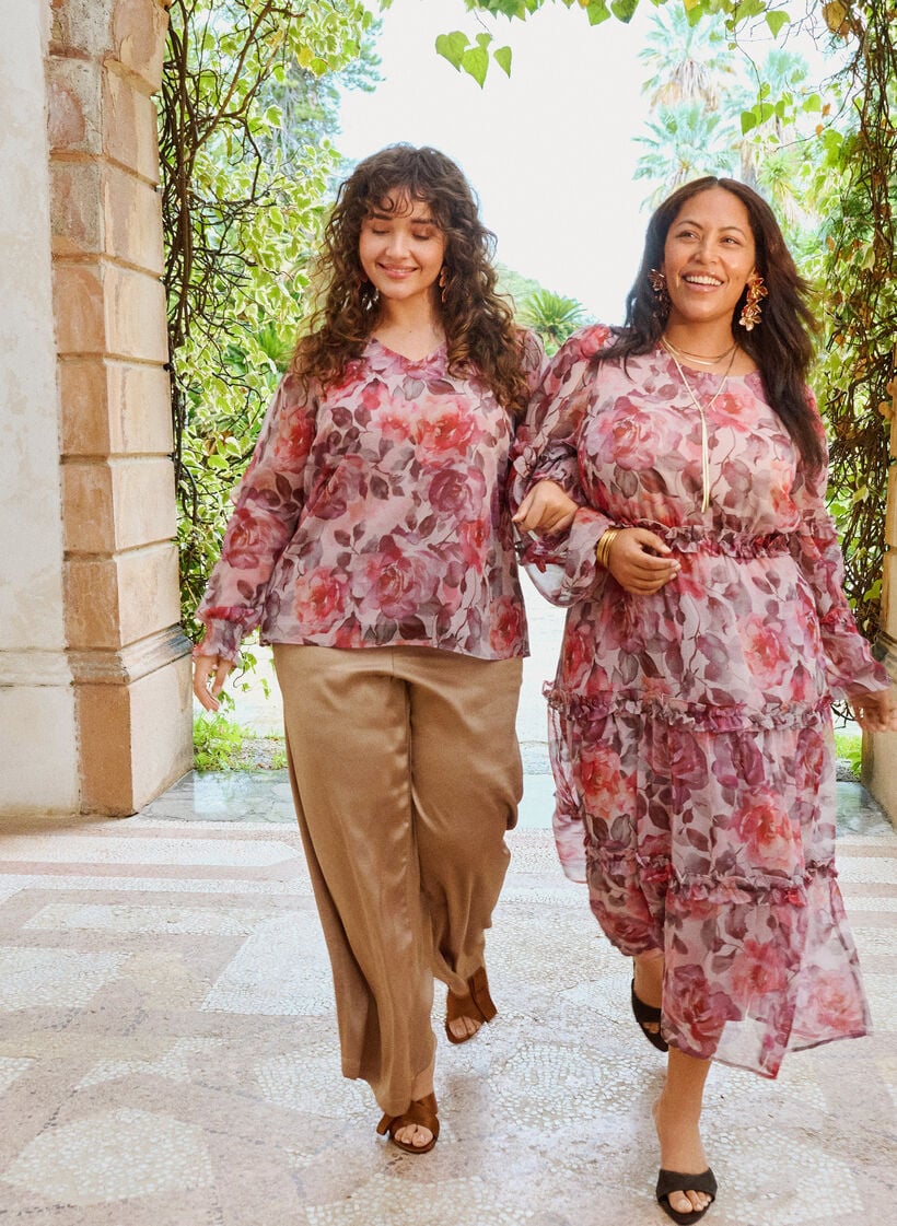 Kukkakuvioinen pusero V-p&auml;&auml;ntiell&auml; ja r&ouml;yhel&ouml;hihoilla, Vaaleanpunainen, Image image number 0