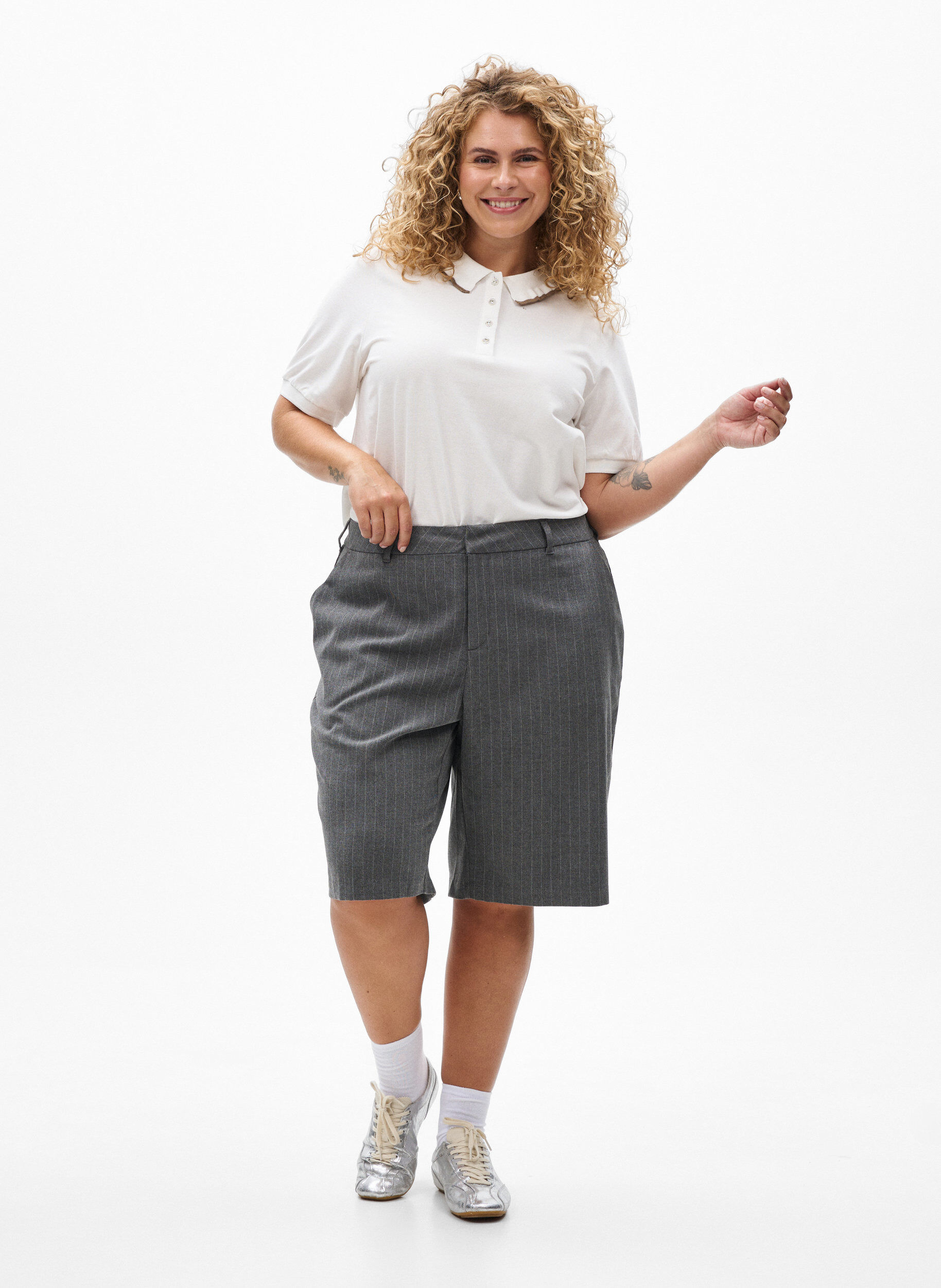 Zizzi Pikeepaita strassikoristenapeilla ja r&ouml;yhel&ouml;yksityiskohdilla, Vanilja, Model image number 1