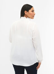 Paitapusero röyhelöyksityiskohdilla, Bright White, Model