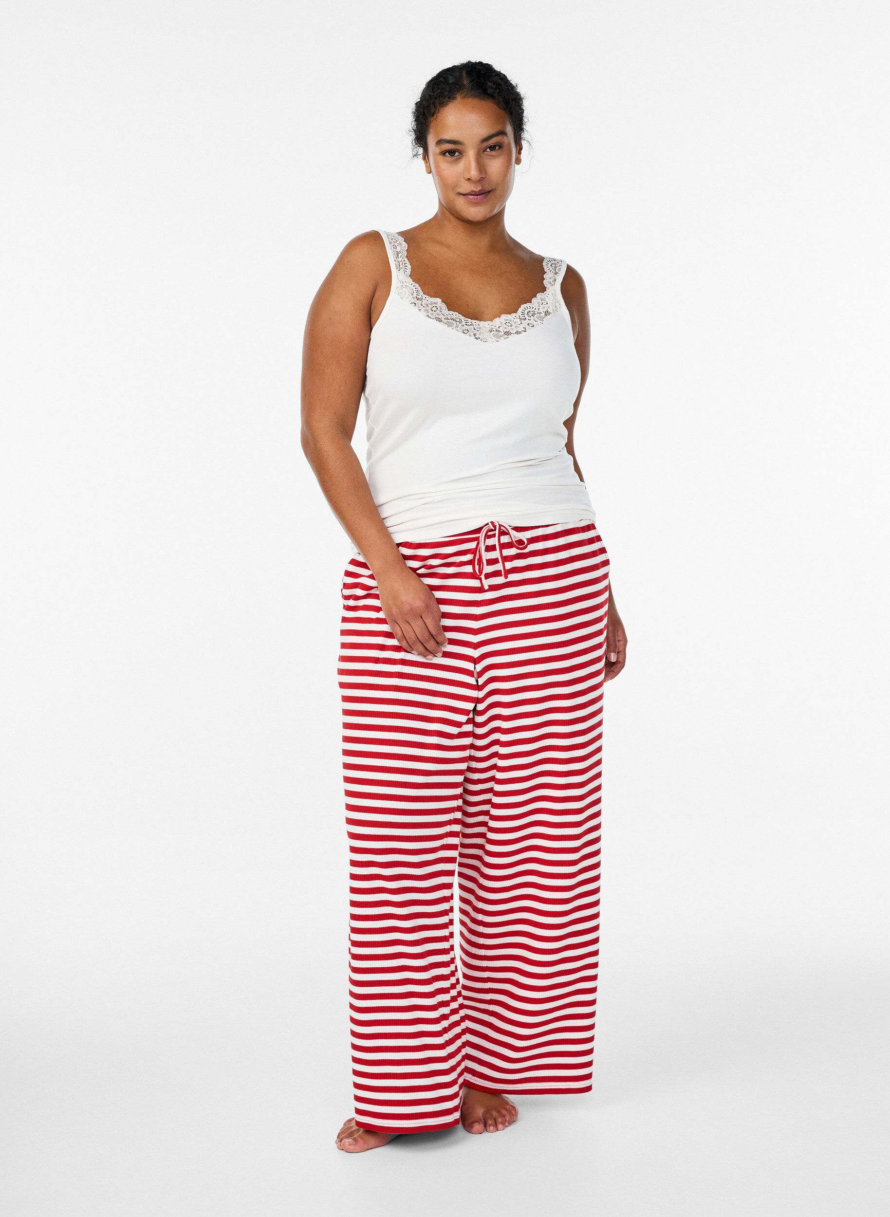 ZizziRaidalliset pyjamahousut korkealla vy&ouml;t&auml;r&ouml;ll&auml; ja leveill&auml; lahkeilla, Punainen, Model image number 0