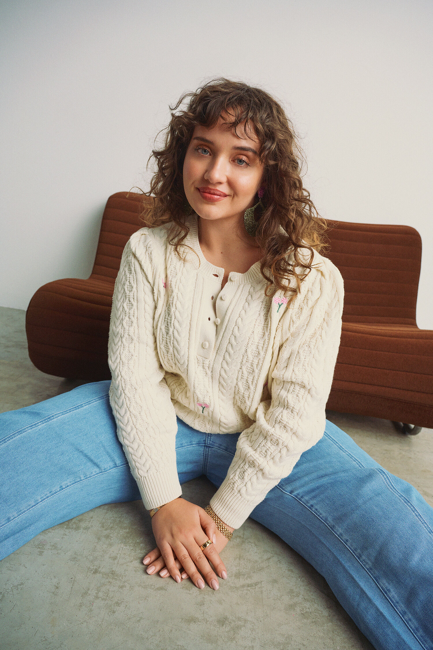 Zizzi Neulepusero, jossa on brodeeratut kukat, , Model