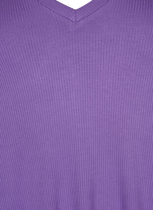Ribatusta viskoosista valmistettu T-paita, jossa on v-pääntie, Deep Lavender, Packshot image number 2