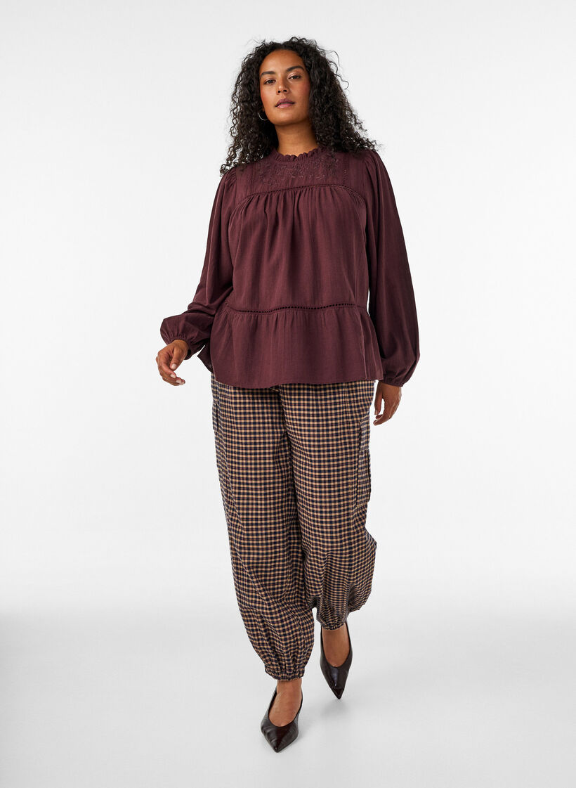 Pusero kirjailulla ja reik&auml;kirjonnalla somistettuna, Tumma Bordeaux, Model image number 1