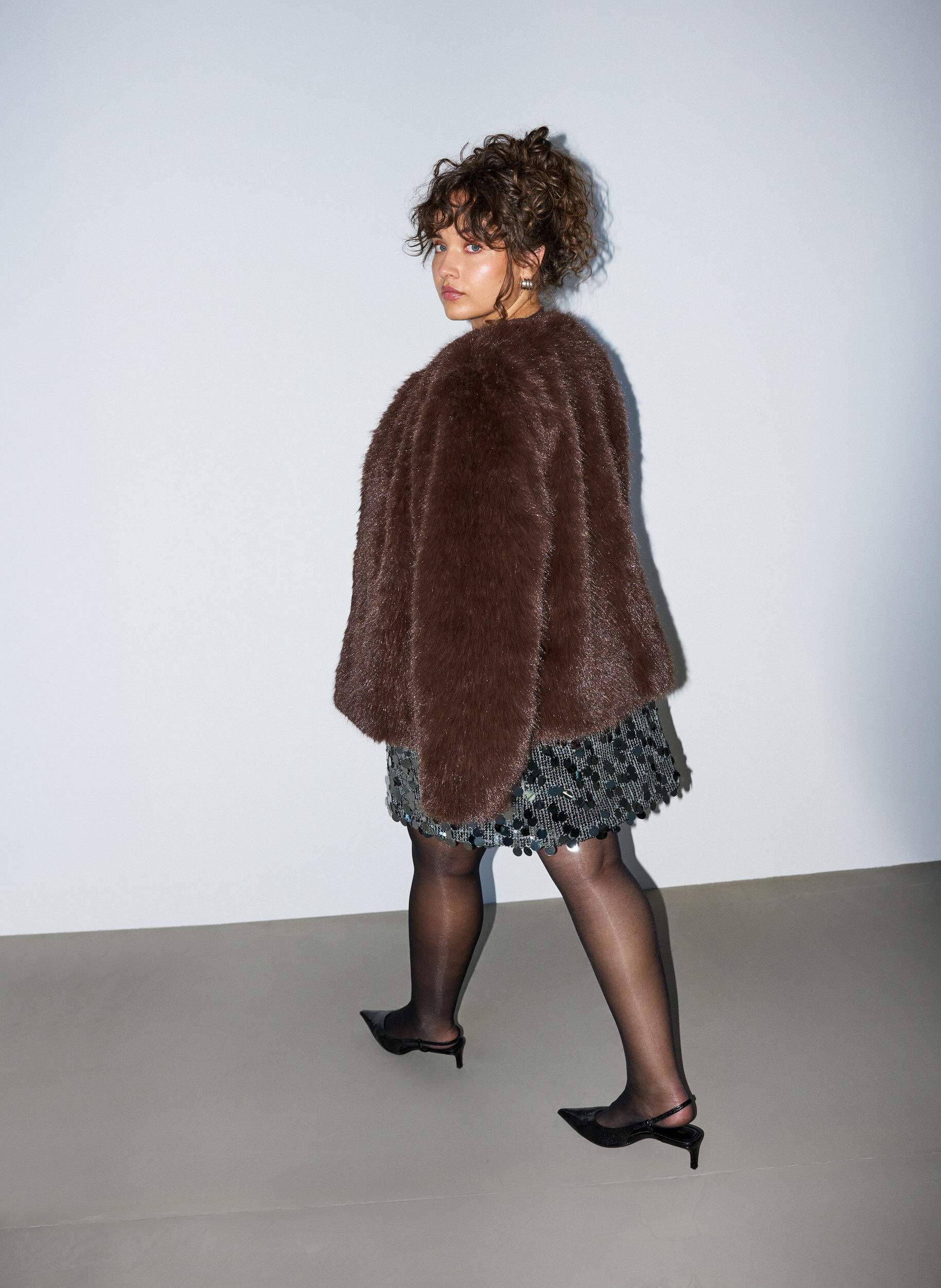 ZizziLyhyt tekoturkistakki avoimella etuosalla, Ruskea, Model image number 2