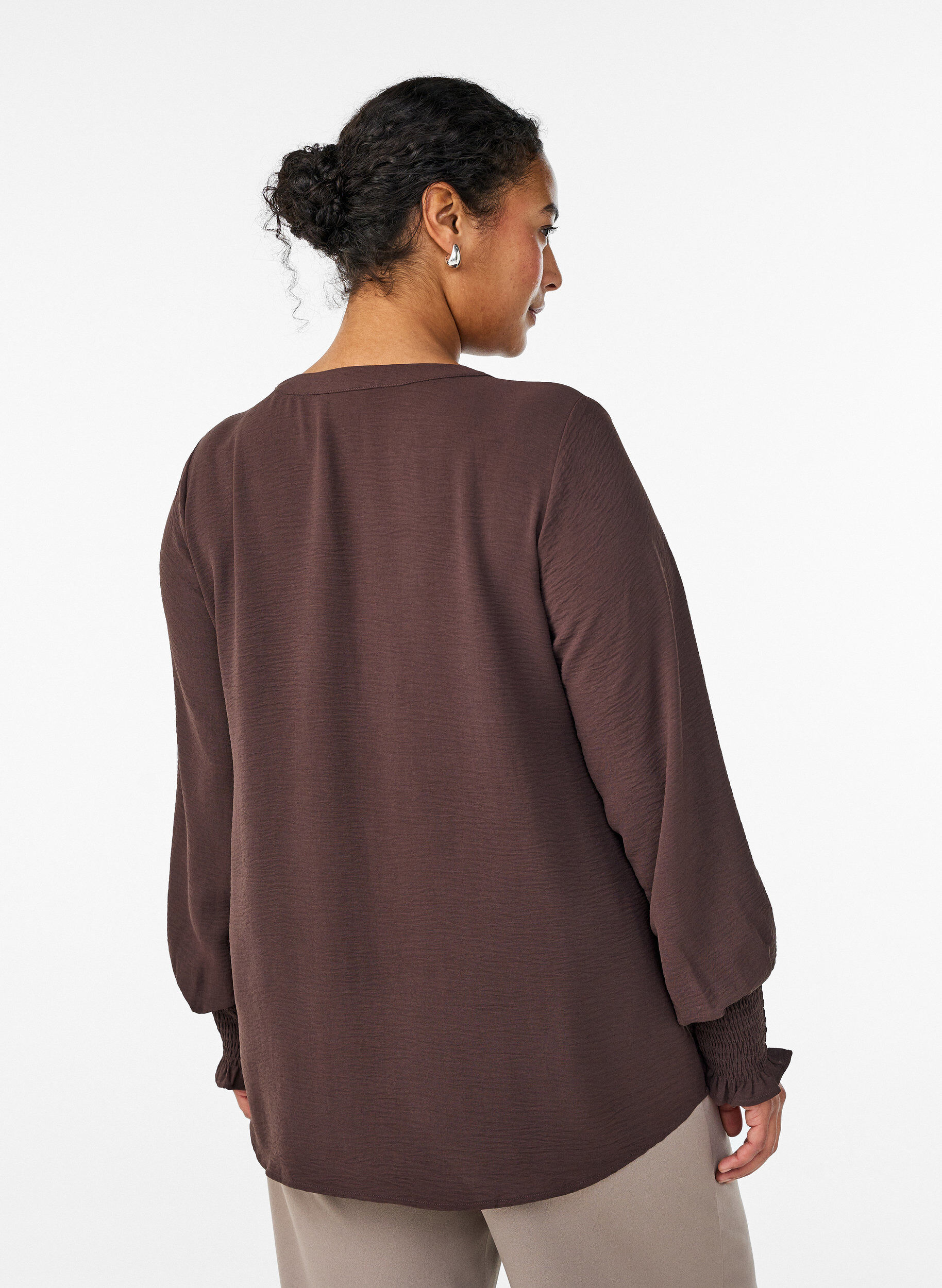 ZizziPusero smock-kalvosimilla ja v-p&auml;&auml;ntiell&auml;, Ruskea, Model image number 2