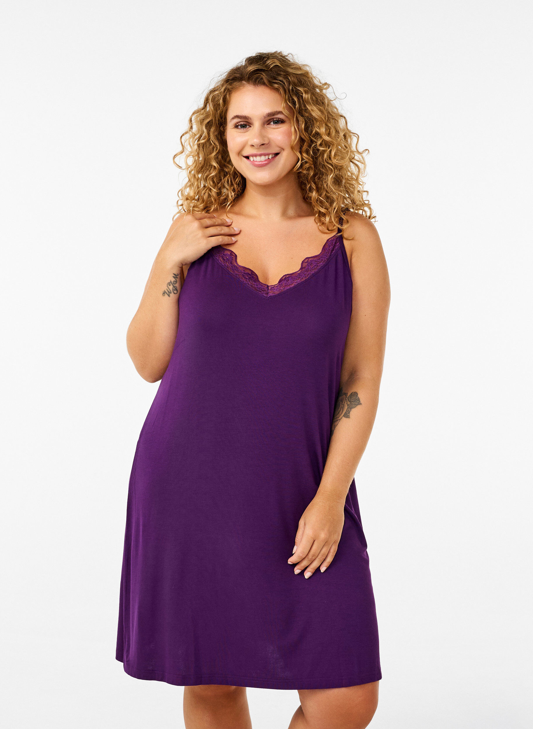 Zizzi Pitsireunainen viskoosiy&ouml;paita, Violetti, Model image number 0