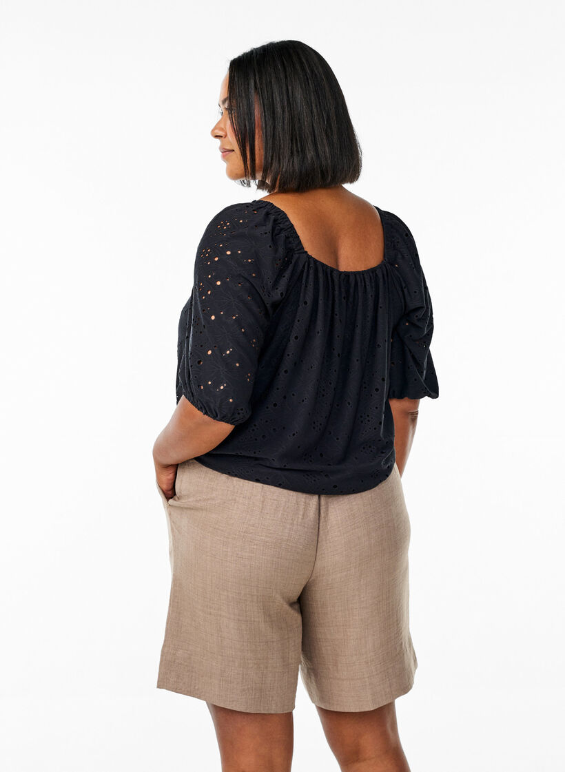 Shortsit, joissa on taskut ja korkea vy&ouml;t&auml;r&ouml;, Ruskea, Model image number 2