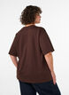 T-paita, jossa on strasseja ja py&ouml;re&auml; kaula-aukko, Ruskea, Model image number 2