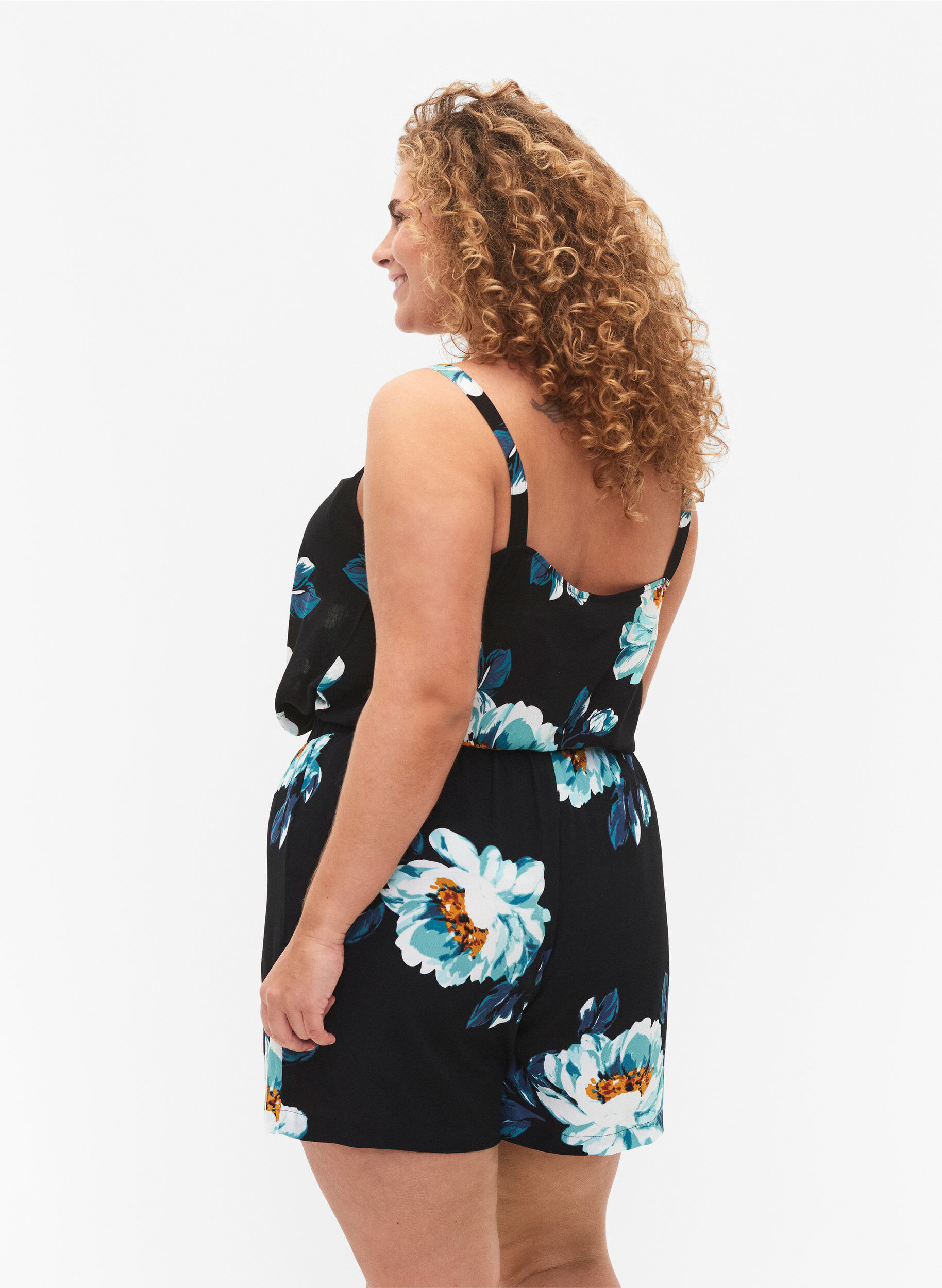 Zizzi V&auml;lj&auml;t viskoosishortsit , Black Big Flower, Model image number 1