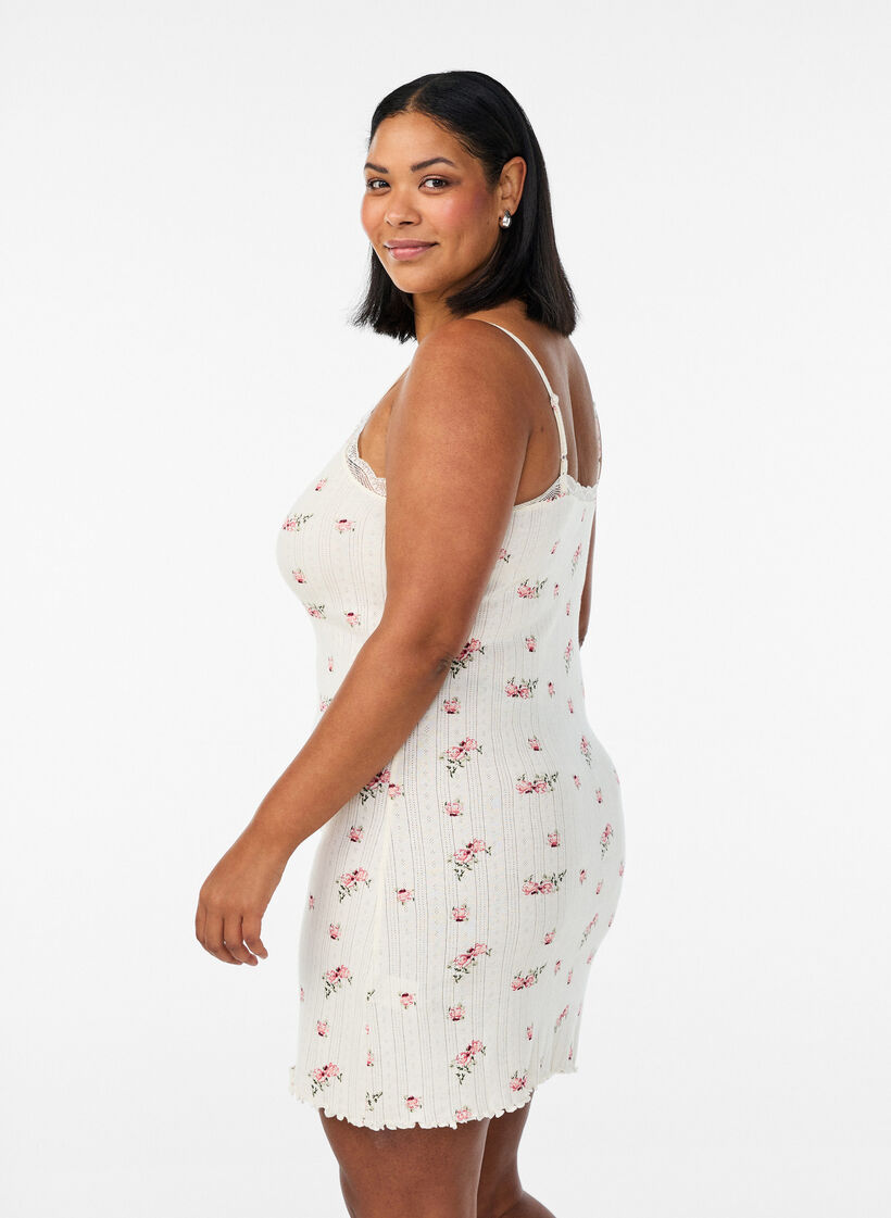 Y&ouml;paita ohuilla olkaimilla ja kohokuvioitu kuviointi, Vanilja, Model