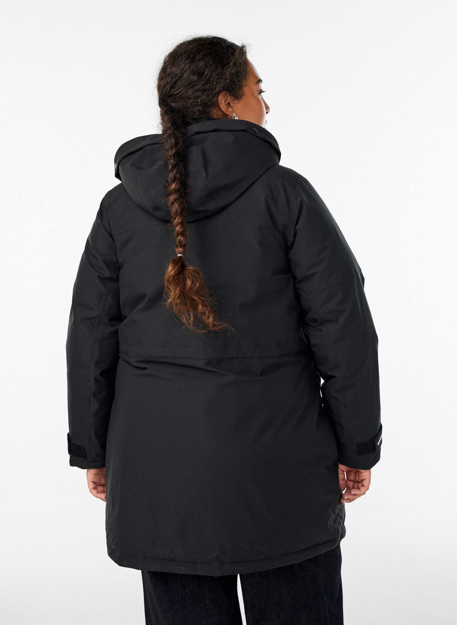 Zizzi Vett&auml;hylkiv&auml; parka hupulla ja k&auml;yt&auml;nn&ouml;llisill&auml; yksityiskohdilla, Musta, Model image number 2