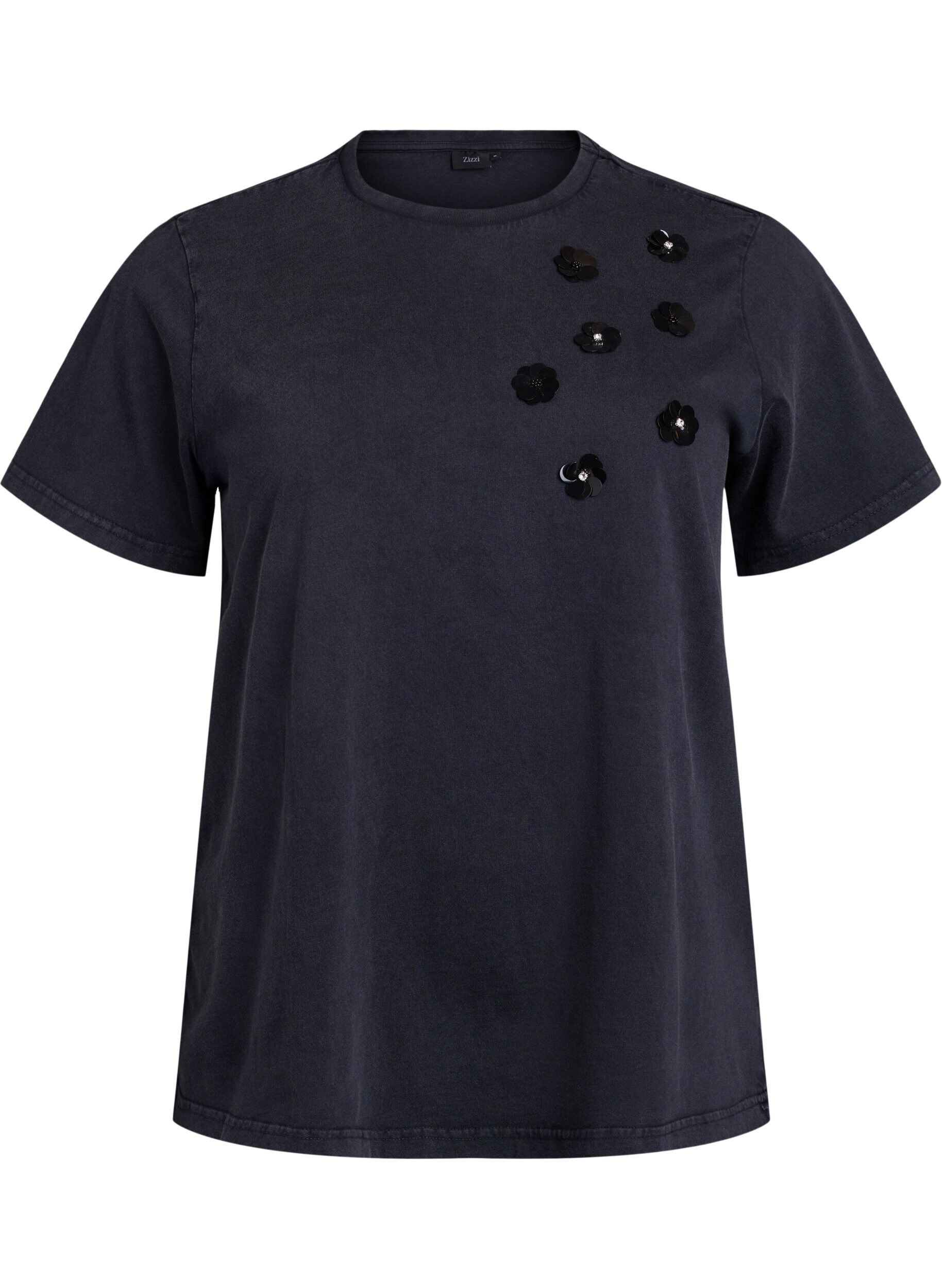 T-paita pestyll&auml; ilmeell&auml; ja paljettikukilla