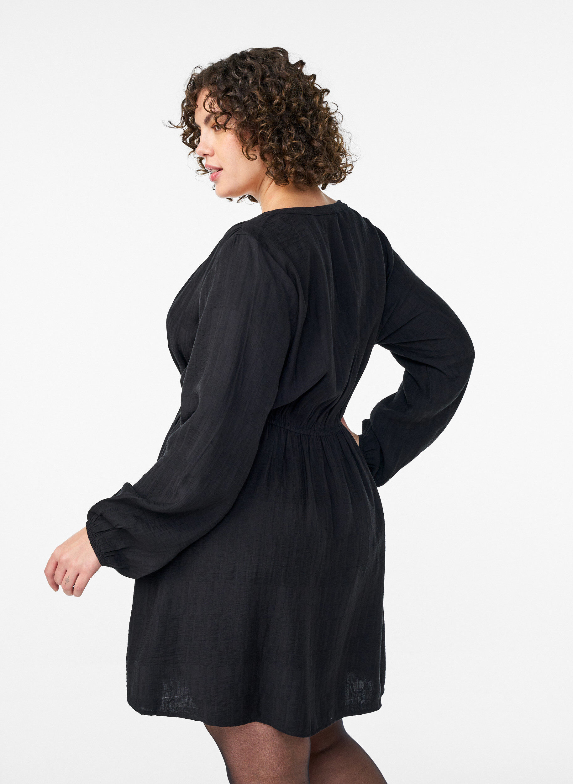 Zizzi Lyhyt tekstuuripintainen kietaisumallinen mekko, Musta, Model image number 2