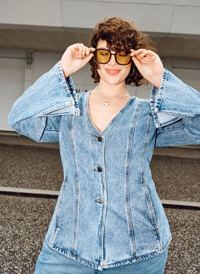 Denimtakki muotoilevilla saumoilla ja V-p&auml;&auml;ntiell&auml;, Sininen, Image image number 0