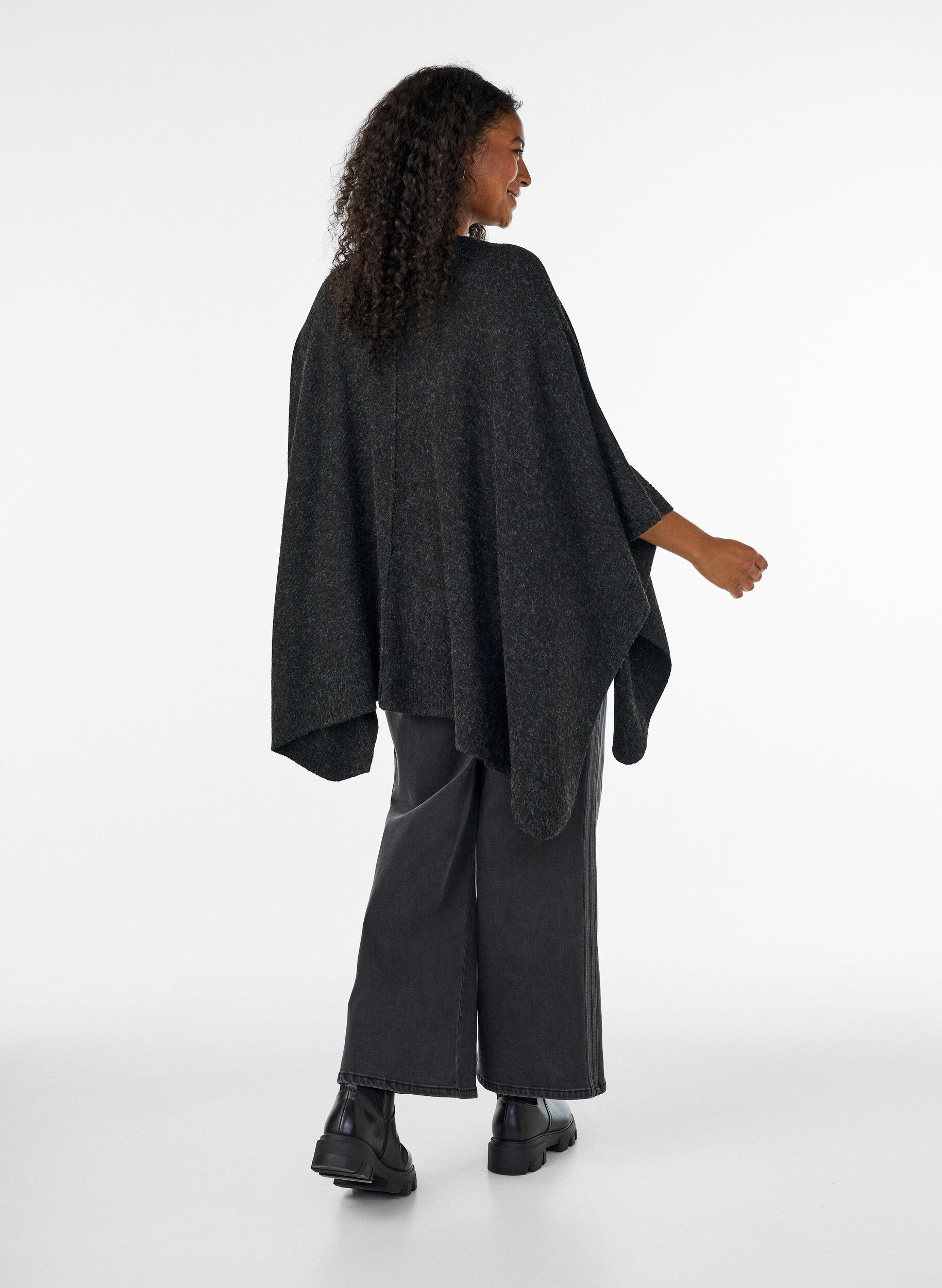 ZizziPy&ouml;re&auml;aukkoiset neulotut ponchot, Harmaa, Model image number 2