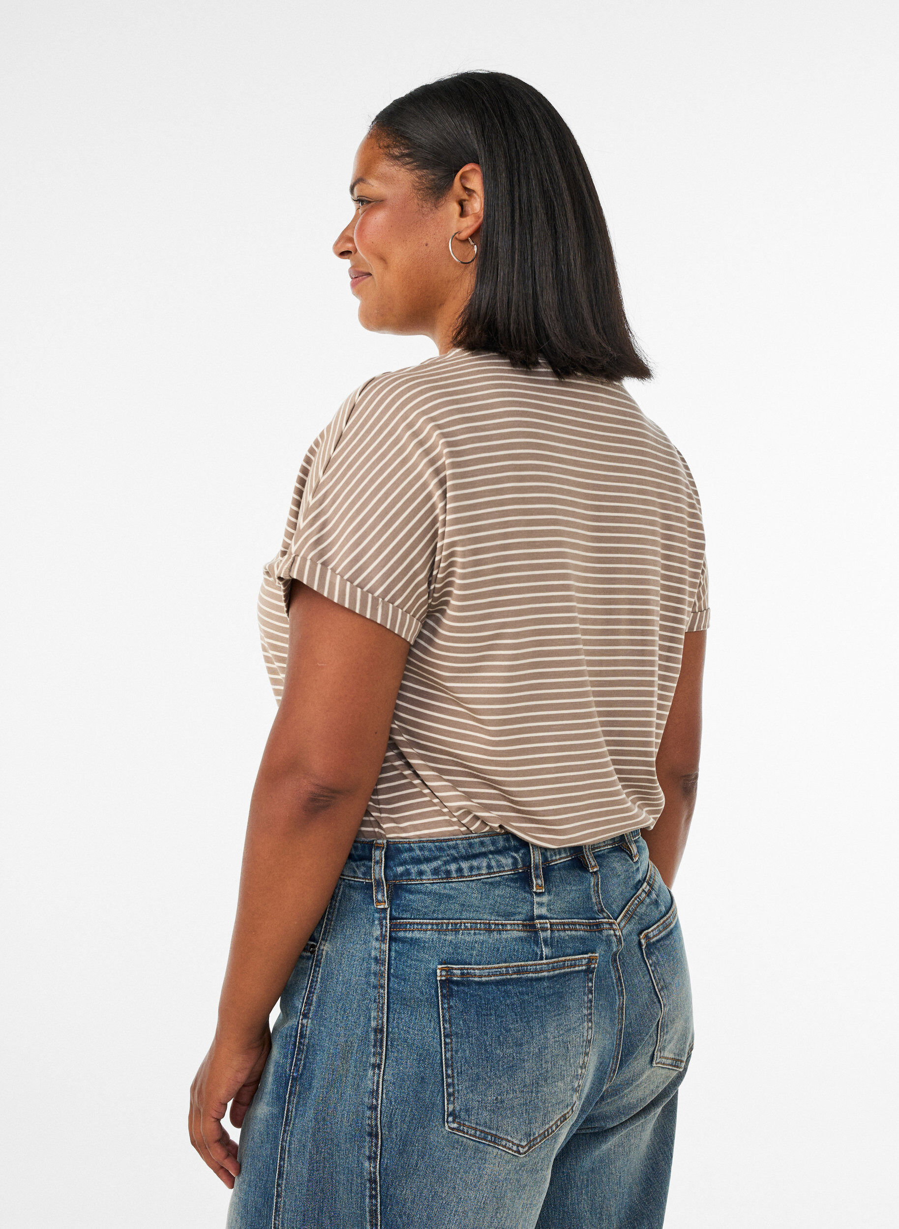 ZizziRaidallinen T-paita viskoosista py&ouml;re&auml;ll&auml; p&auml;&auml;ntiell&auml;, Beige, Model image number 2