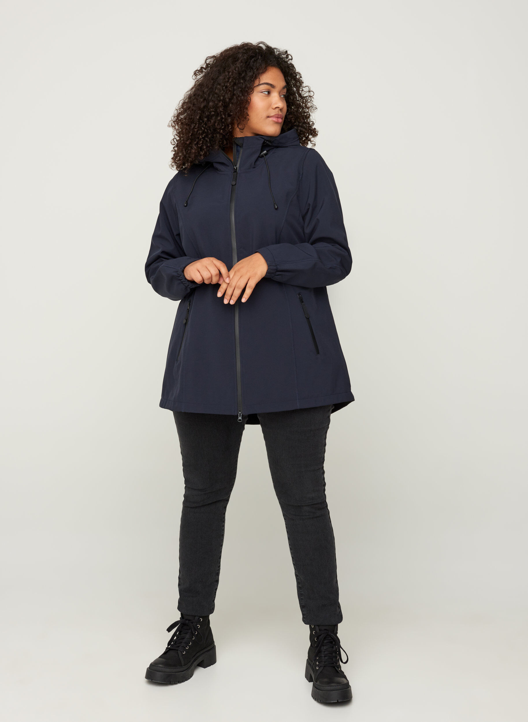 Zizzi Lyhyt softshell-takki hupulla, Night Sky, Model image number 5