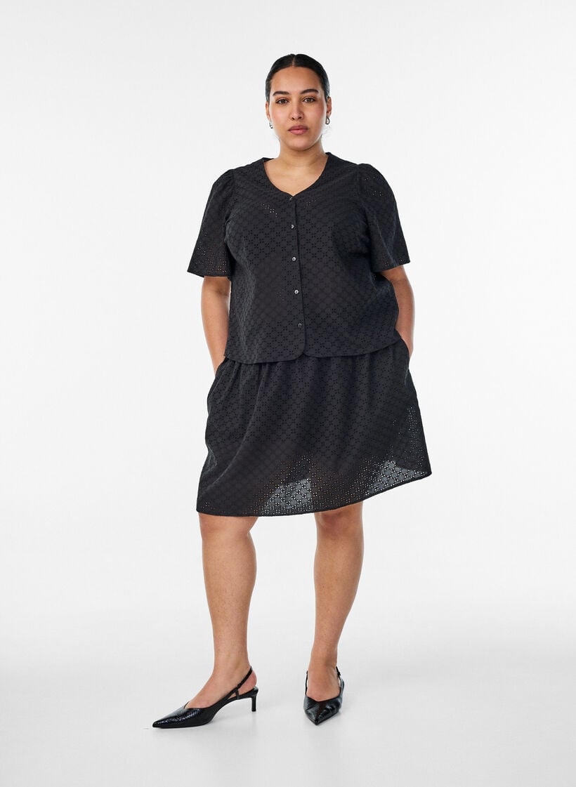 Lyhyt hame broderie anglaise -koristelulla ja joustavalla vy&ouml;t&auml;r&ouml;ll&auml;, Musta, Model image number 0