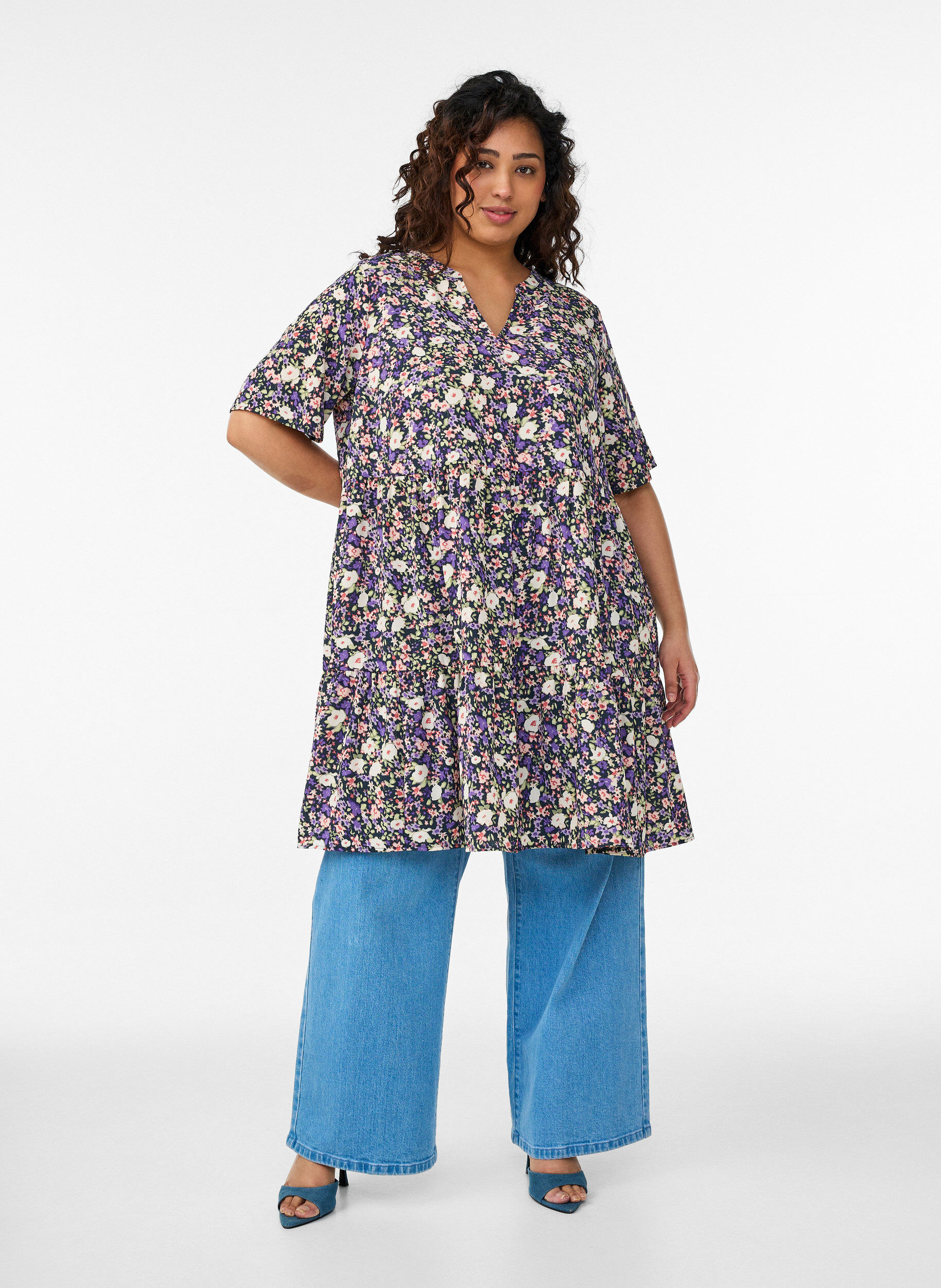 Zizzi Lyhythihainen A-linjainen mekko, jossa on leikkauslinja, Violetti, Model image number 1